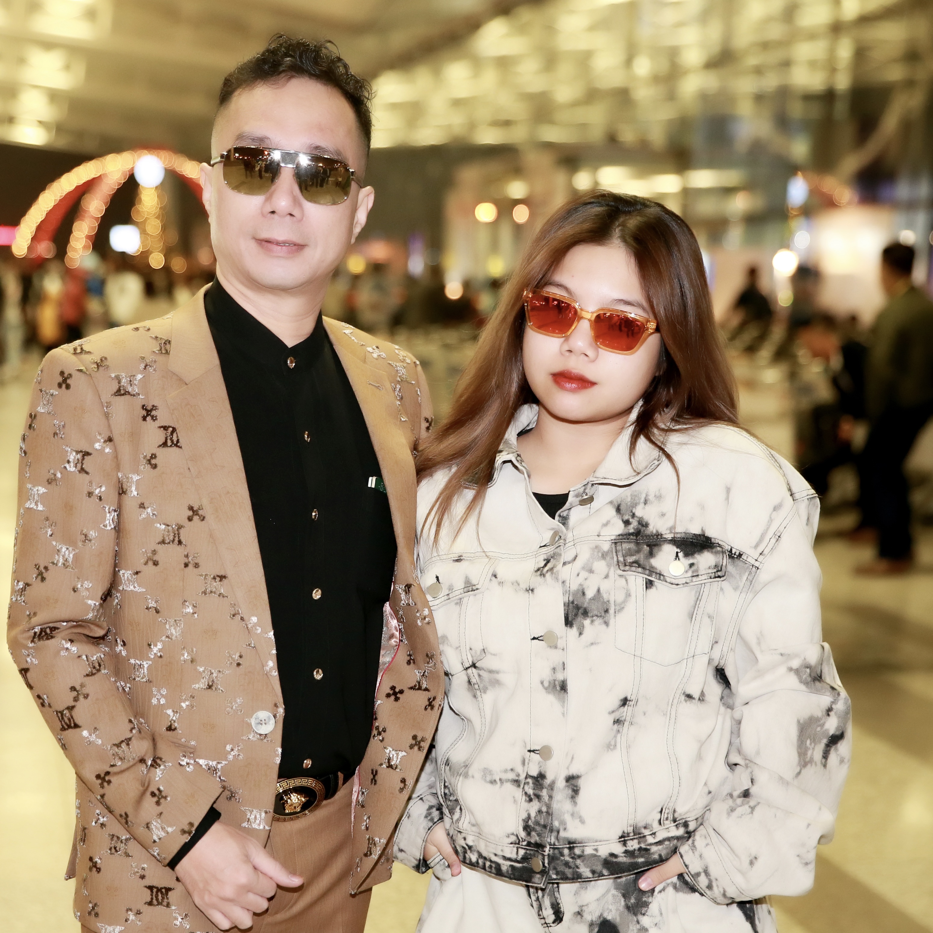 Nữ đạo diễn GenZ Bảo Ngọc l&agrave; người đồng h&agrave;nh c&ugrave;ng NTK Đỗ Trịnh Ho&agrave;i Nam trong h&agrave;nh tr&igrave;nh quảng b&aacute; &aacute;o d&agrave;i tại Mỹ đầu năm 2023