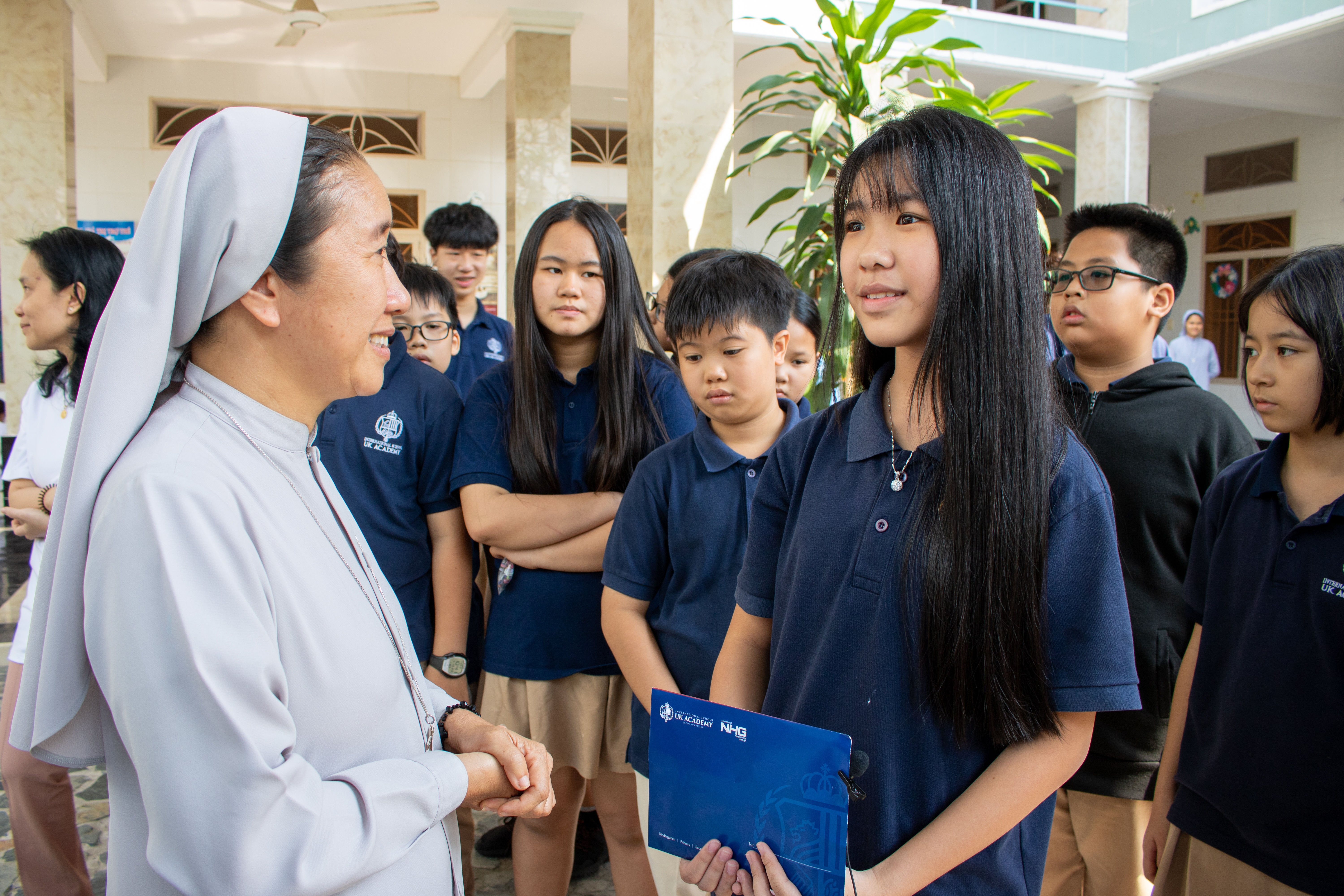 Em Trương Ngọc Uy&ecirc;n Thư, lớp 8.3 đại diện cho UKA B&agrave; Rịa gởi qu&agrave; của c&aacute;c bạn học sinh tới m&aacute;i ấm Thi&ecirc;n Thần.