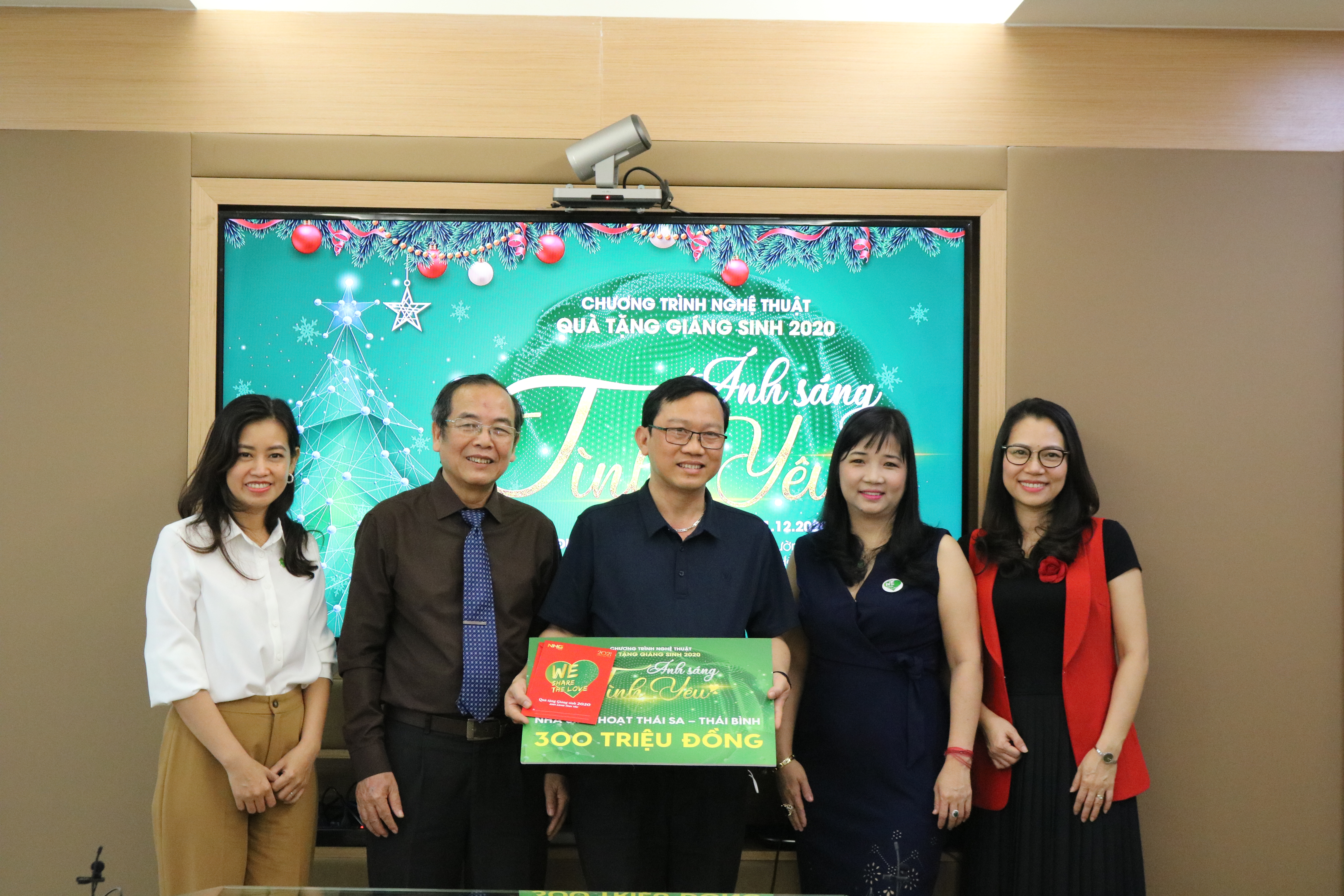 TS. Đỗ Mạnh Cường v&agrave; đại diện nh&agrave; t&agrave;i trợ trao tặng 300 triệu đồng đến Cha Ph&ecirc;r&ocirc; Nguyễn Văn Phước &ndash; đại diện Gi&aacute;o xứ Th&aacute;i Sa