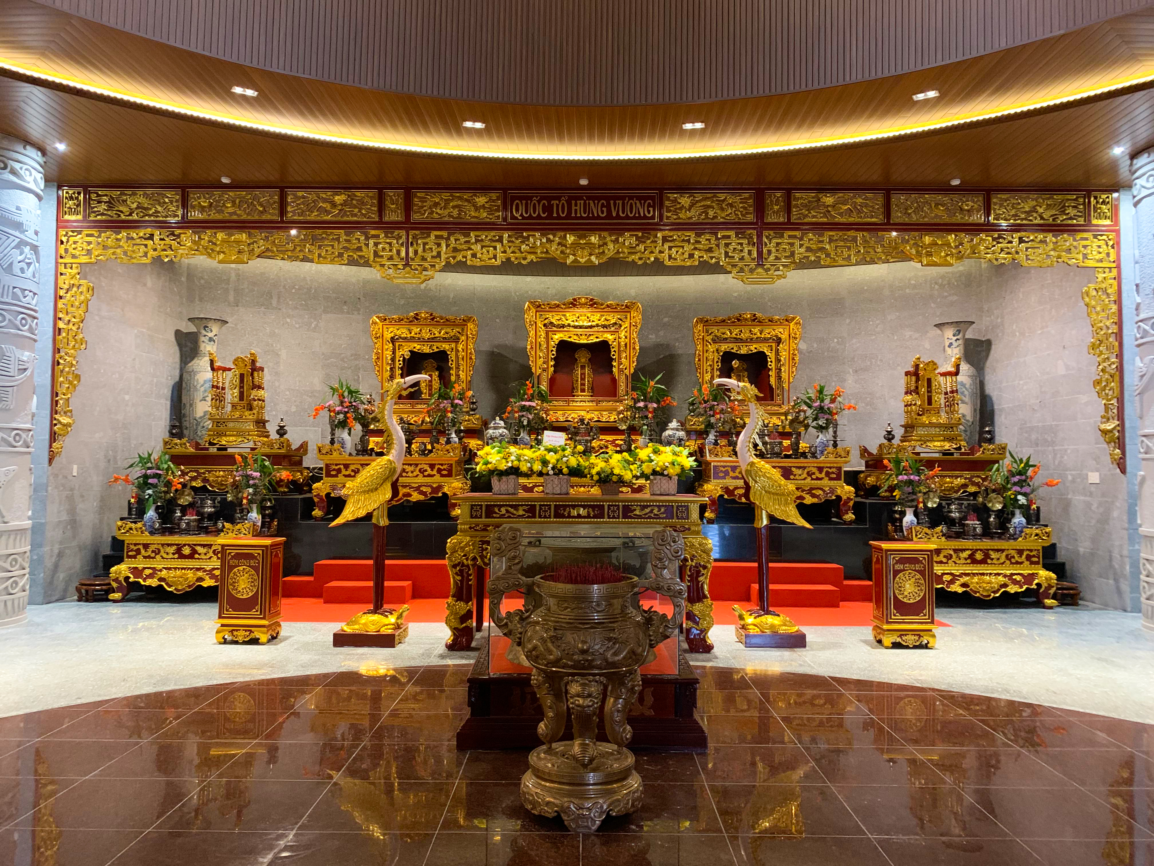 Gian thờ Quốc Tổ H&ugrave;ng Vương ở trung t&acirc;m của Đền ch&iacute;nh