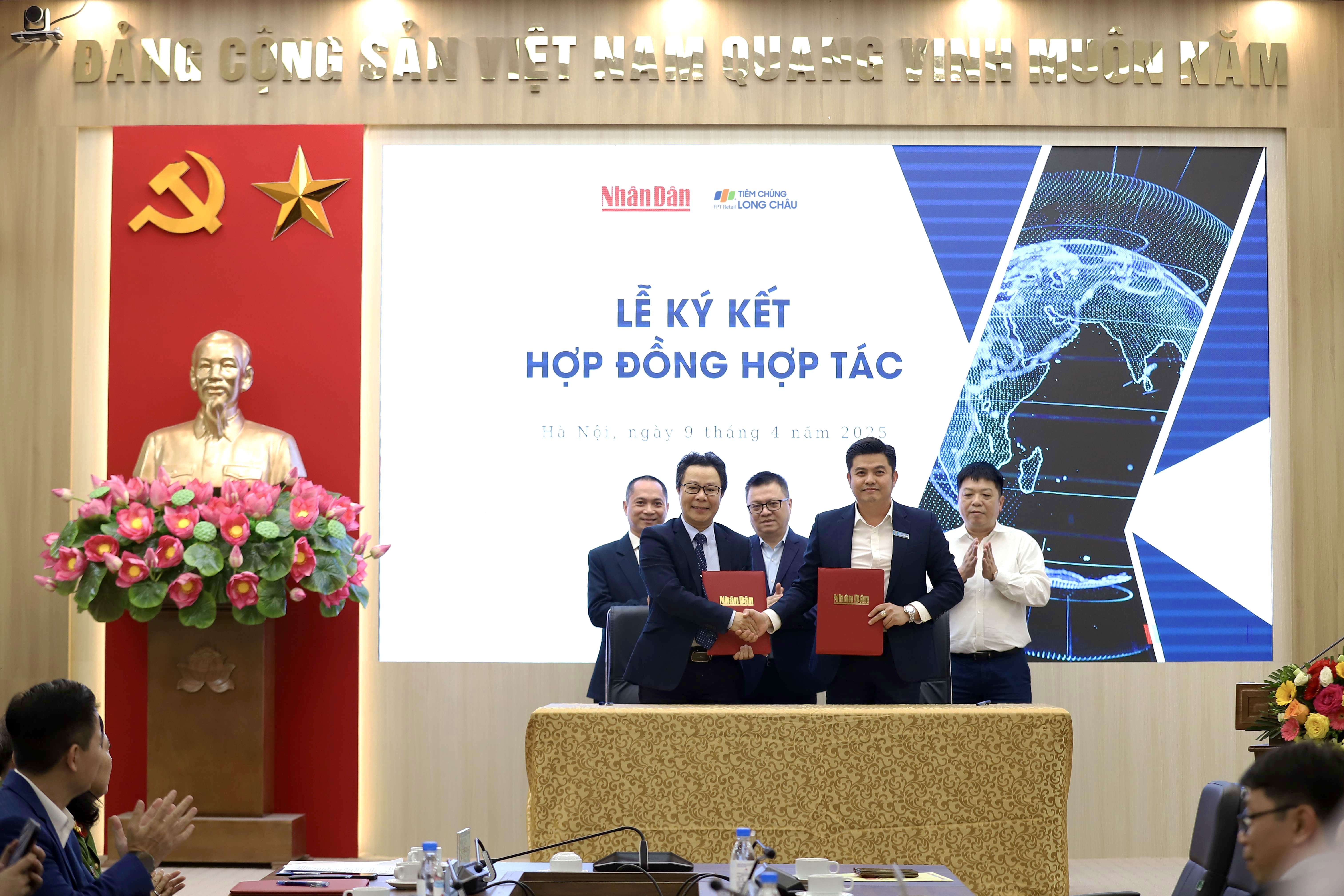 Đại diện B&aacute;o Nh&acirc;n D&acirc;n v&agrave; FPT Long Ch&acirc;u tại sự kiện hợp t&aacute;c &nbsp;