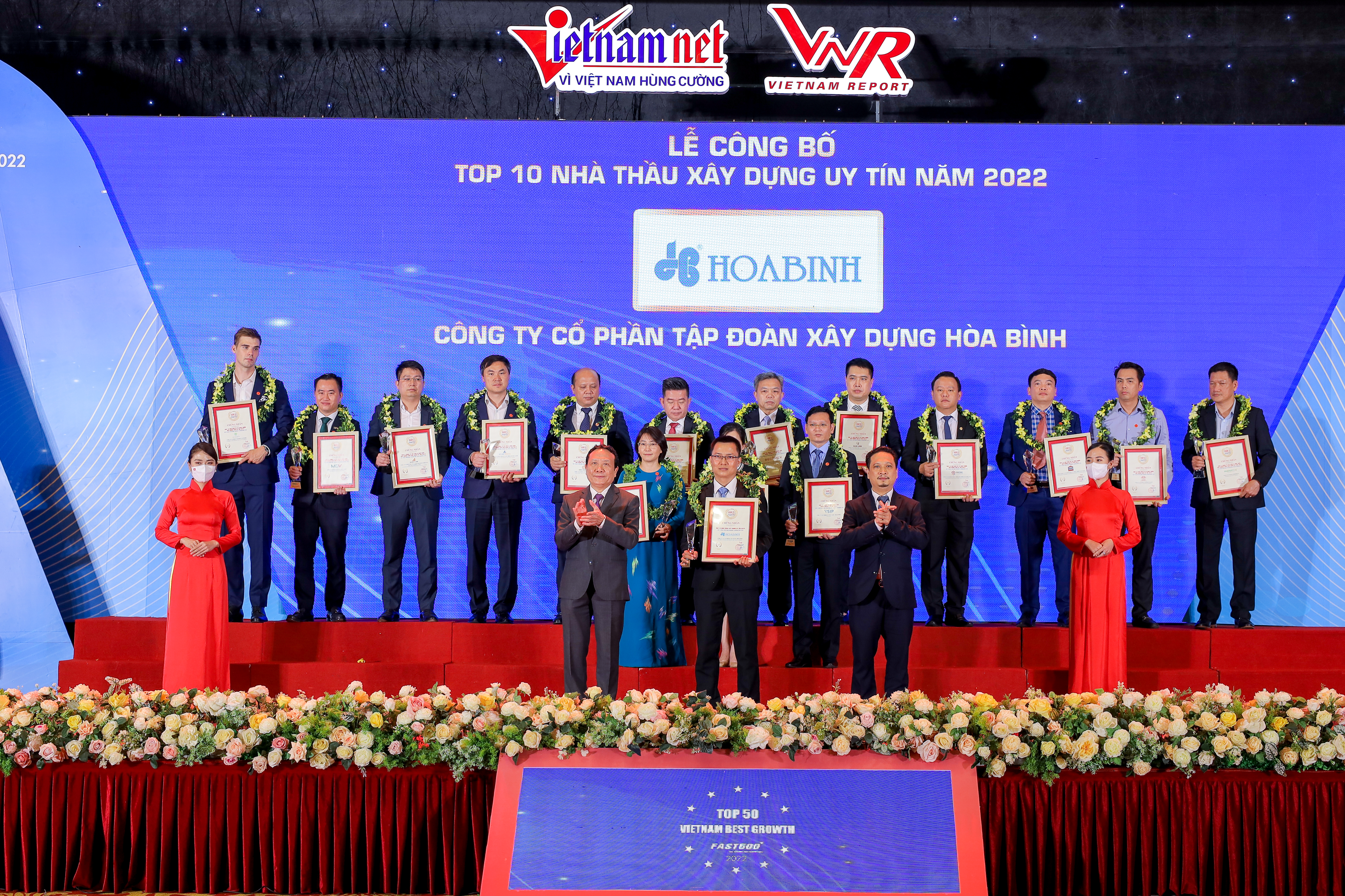 Tập đo&agrave;n X&acirc;y dựng H&ograve;a B&igrave;nh tiếp tục được vinh danh Top 1 Nh&agrave; thầu X&acirc;y dựng Uy t&iacute;n 2022.