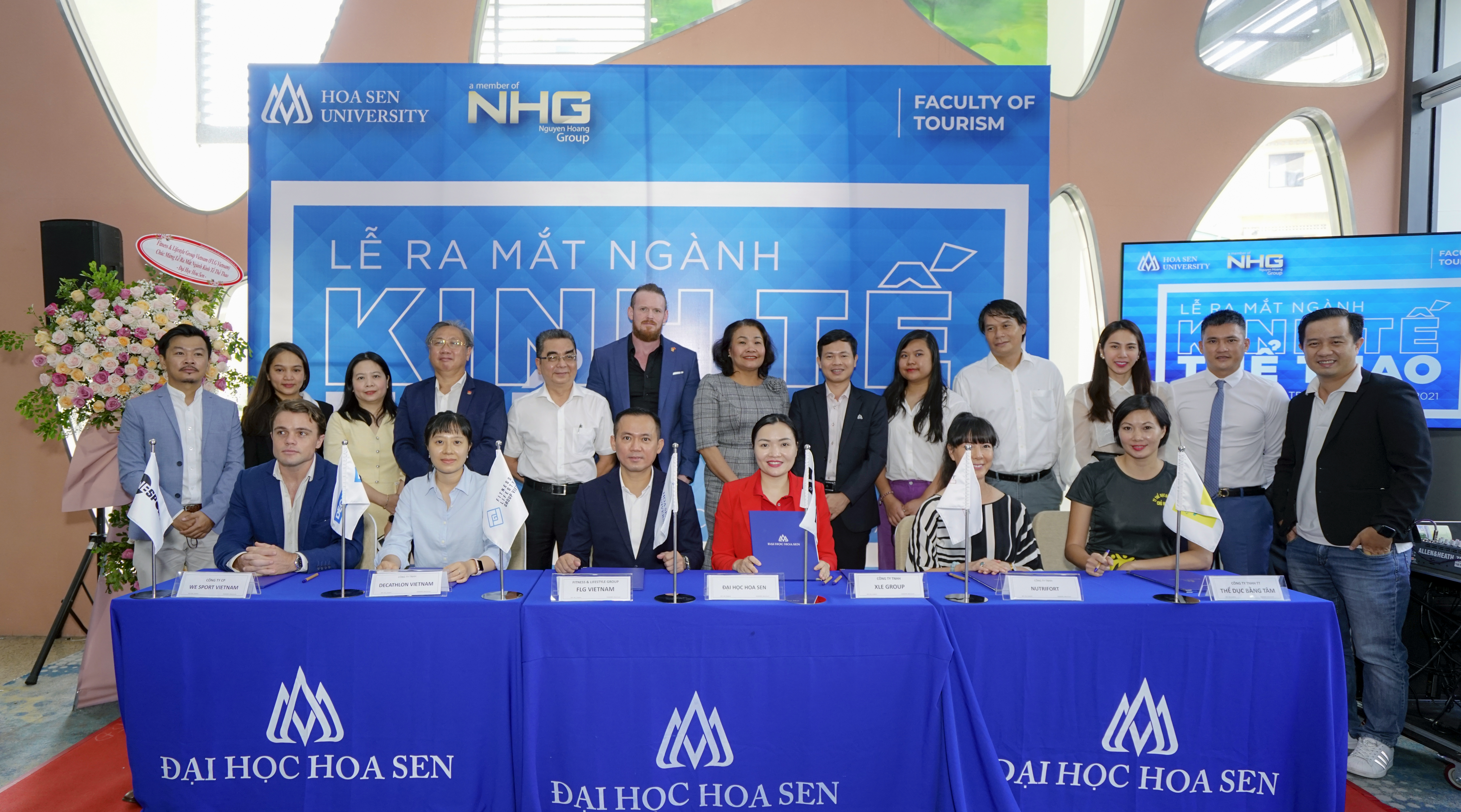 PGS.TS V&otilde; Thị Ngọc Th&uacute;y &ndash; Quyền Hiệu trưởng ĐH Hoa Sen k&yacute; hợp t&aacute;c thỏa thuận hợp t&aacute;c c&ugrave;ng c&aacute;c đại diện doanh nghiệp kinh doanh thể thao nhằm tạo đầu ra v&agrave; thực tập cho t&acirc;n sinh vi&ecirc;n.