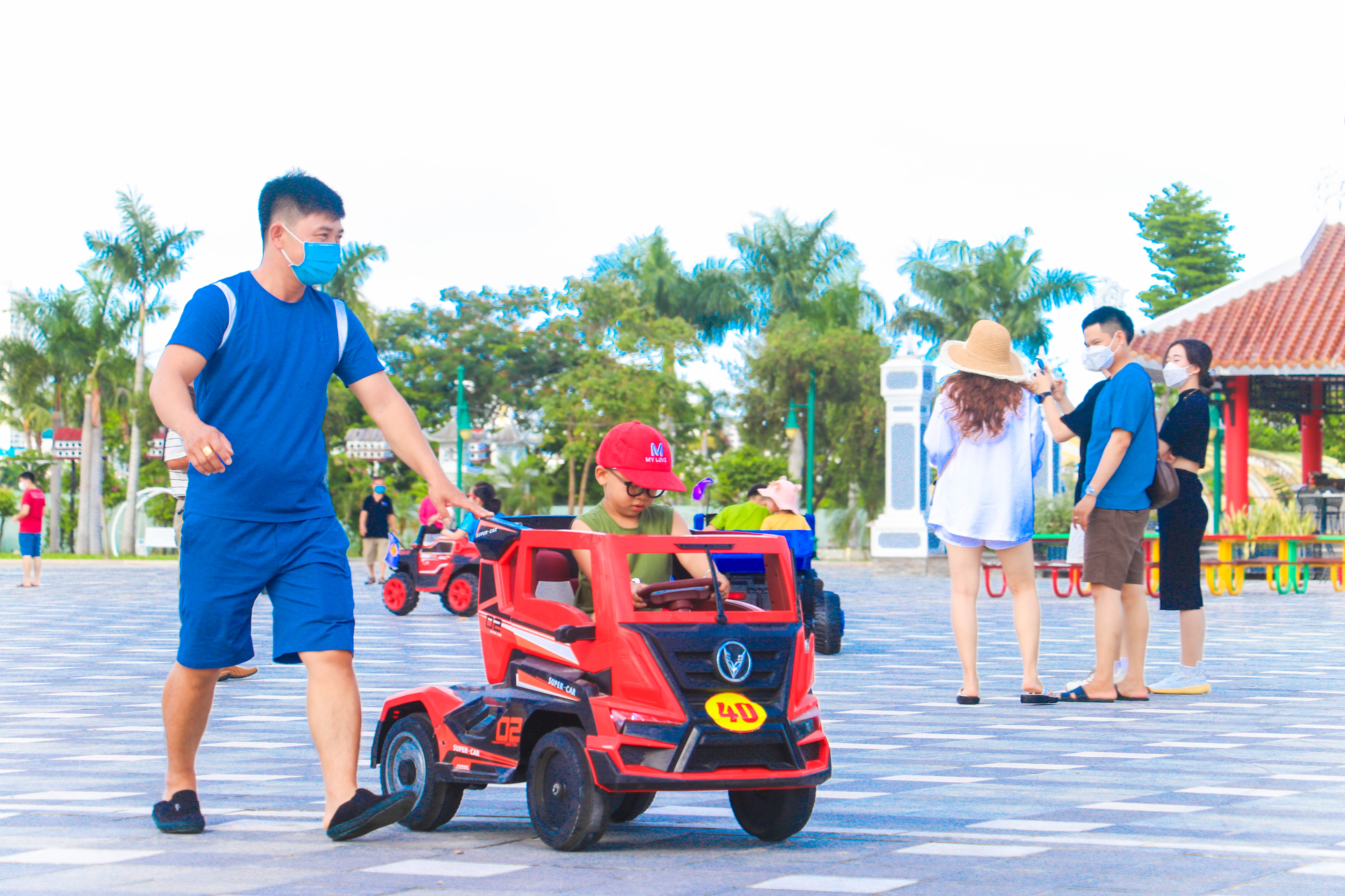 Kh&aacute;ch đến vui chơi tại C&ocirc;ng vi&ecirc;n ch&acirc;u &Aacute;.