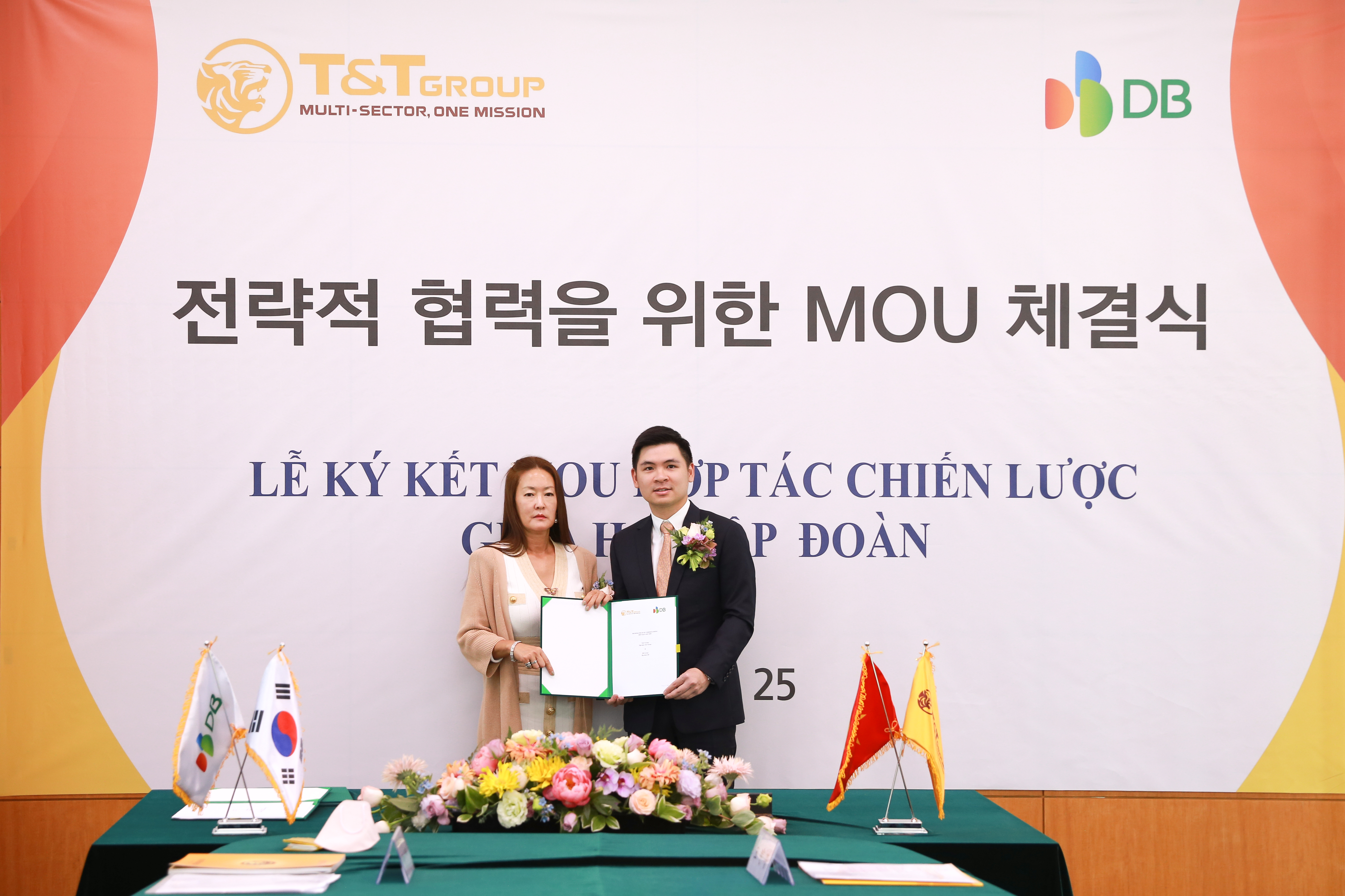 B&agrave; Kim Ju Won, Ph&oacute; Chủ tịch DB Group v&agrave; &ocirc;ng Đỗ Vinh Quang, Ph&oacute; Chủ tịch T&amp;T Group trao đổi thỏa thuận hợp t&aacute;c chiến lược giữa 2 tập đo&agrave;n.