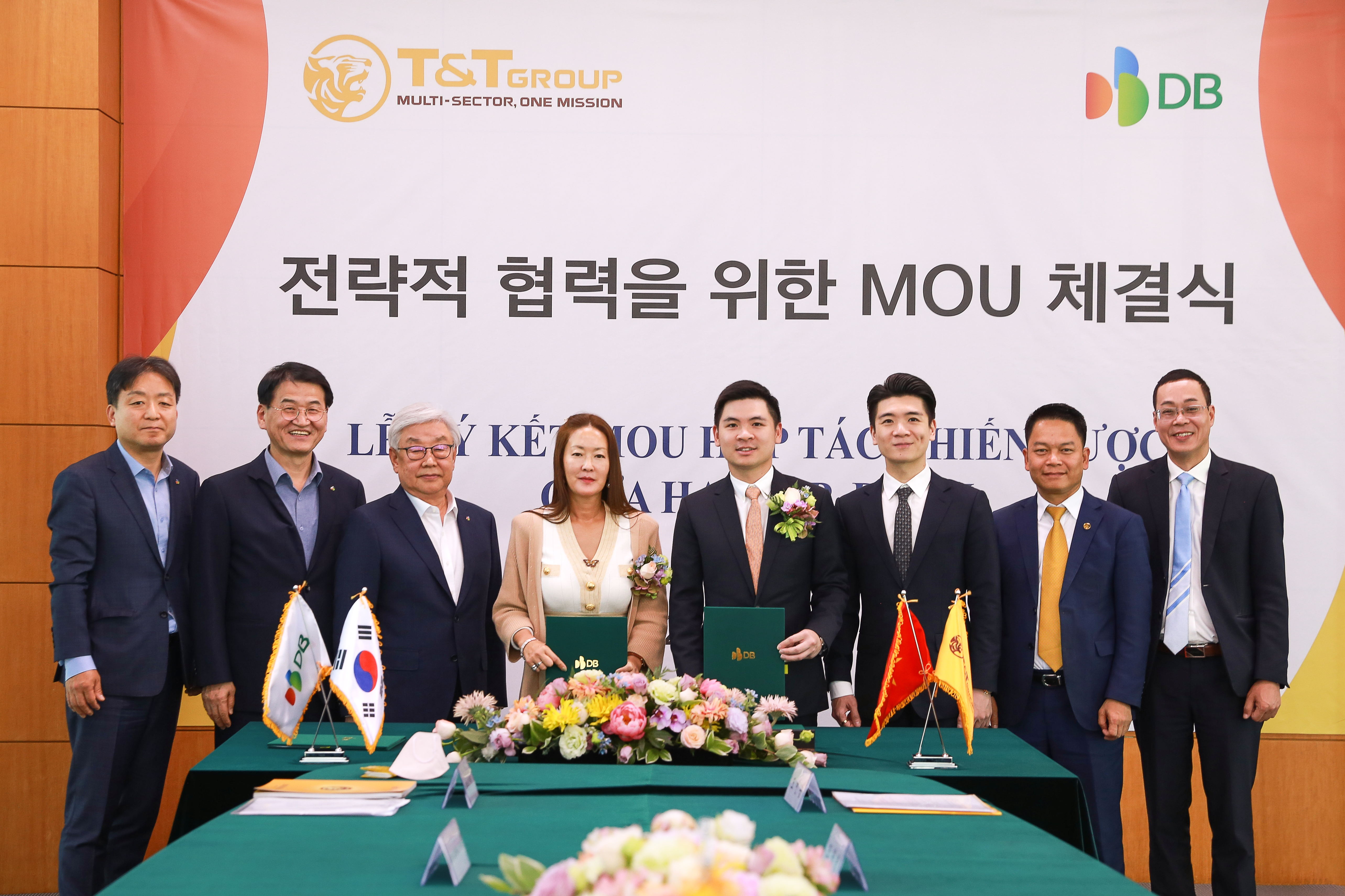 B&agrave; Kim Ju Won, Ph&oacute; Chủ tịch DB Group v&agrave; &ocirc;ng Đỗ Vinh Quang, Ph&oacute; Chủ tịch T&amp;T Group trao đổi thỏa thuận hợp t&aacute;c chiến lược với sự chứng kiến của l&atilde;nh đạo 2 tập đo&agrave;n.