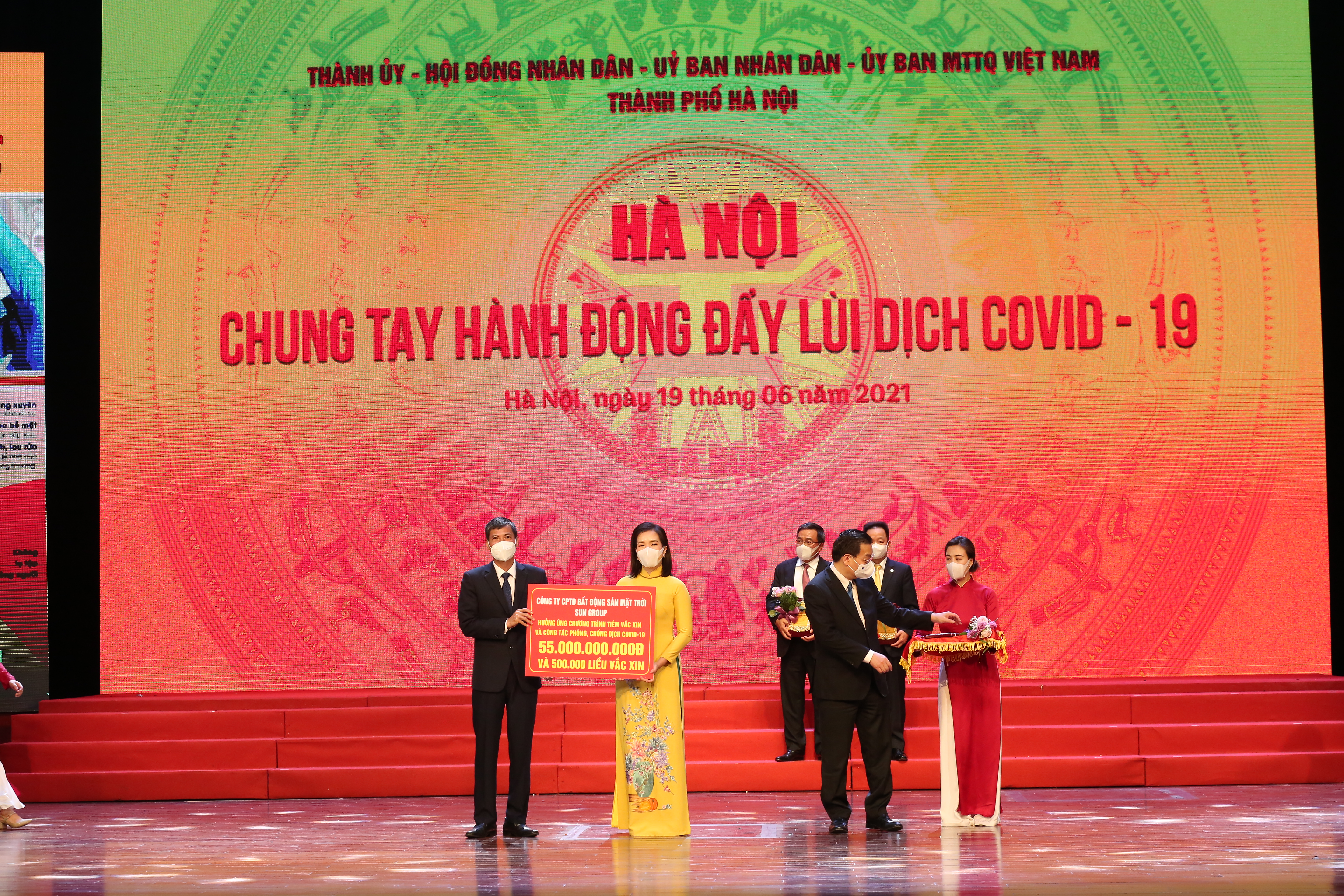 Chung tay c&#249;ng H&#224; Nội đẩy l&#249;i Covid-19, Tập đo&#224;n Sun Group ủng hộ 55 tỷ đồng mua vắc xin&#160; - Ảnh 1
