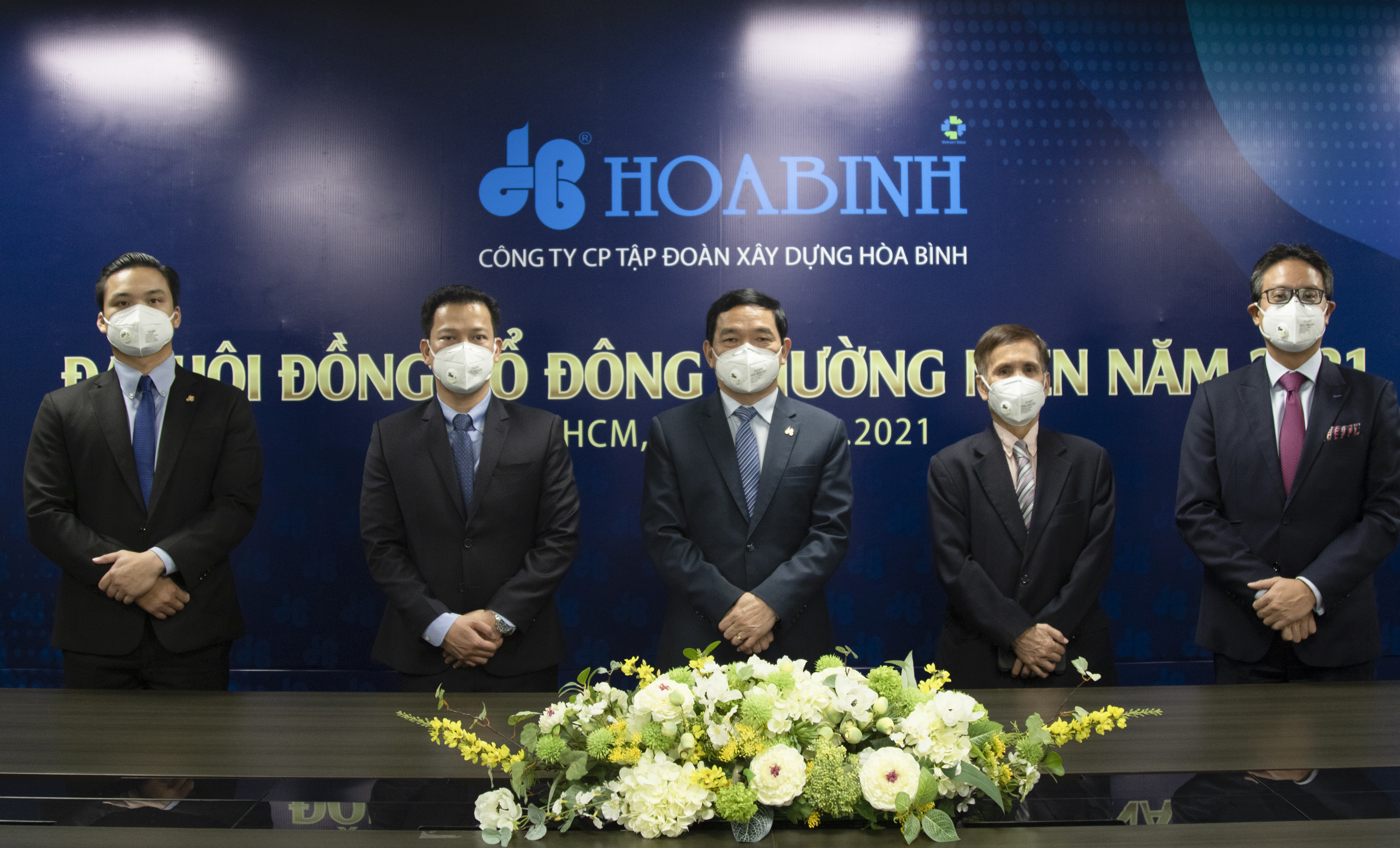 Ban l&atilde;nh đạo Tập đo&agrave;n X&acirc;y dựng H&ograve;a B&igrave;nh tại Đại hội đồng cổ đ&ocirc;ng thường ni&ecirc;n trực tuyến năm 2021.
