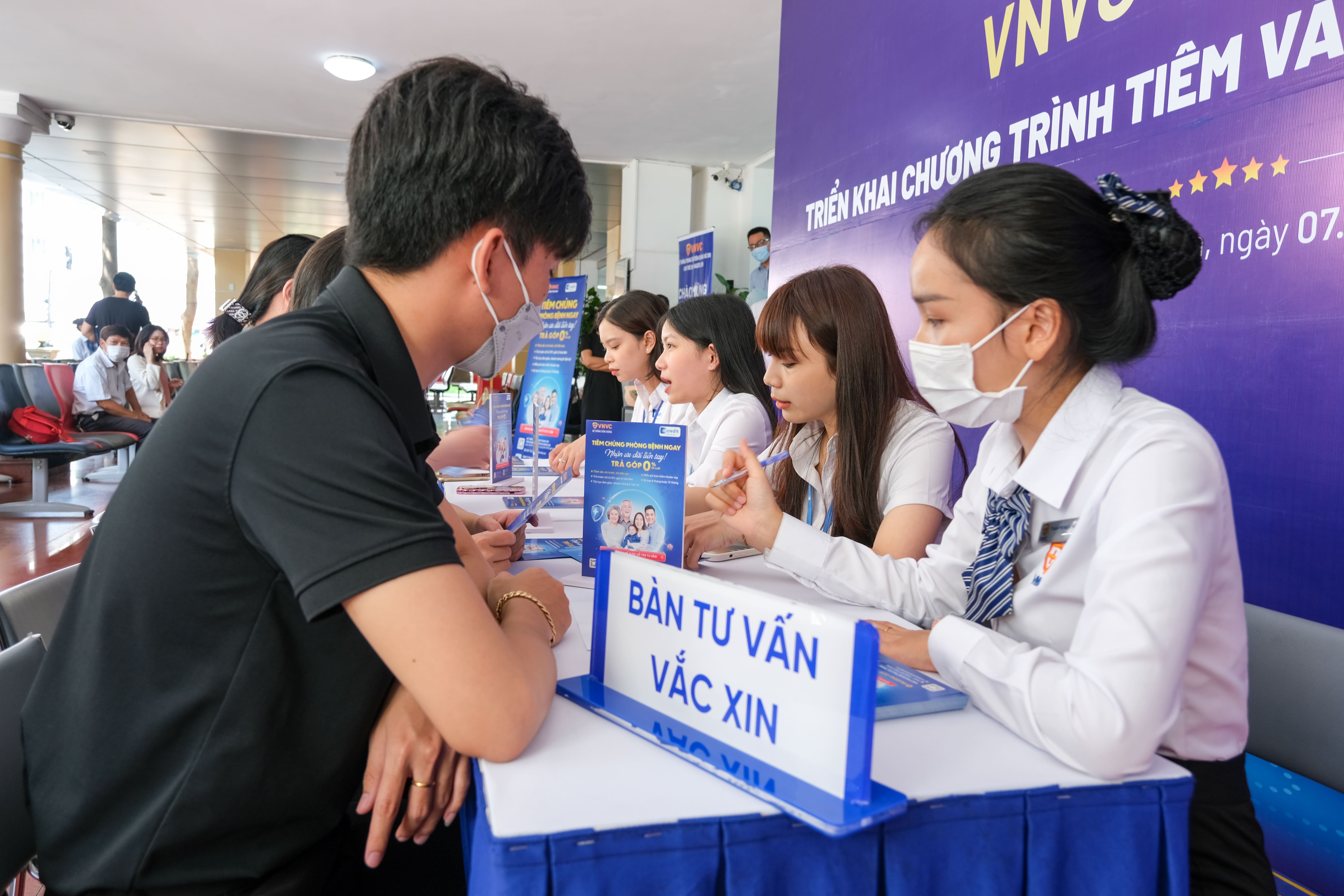 Tư vấn cho Khách hàng v&ecirc;̀ Chương trình ti&ecirc;m vắc-xin trả góp lãi su&acirc;́t 0% &nbsp;