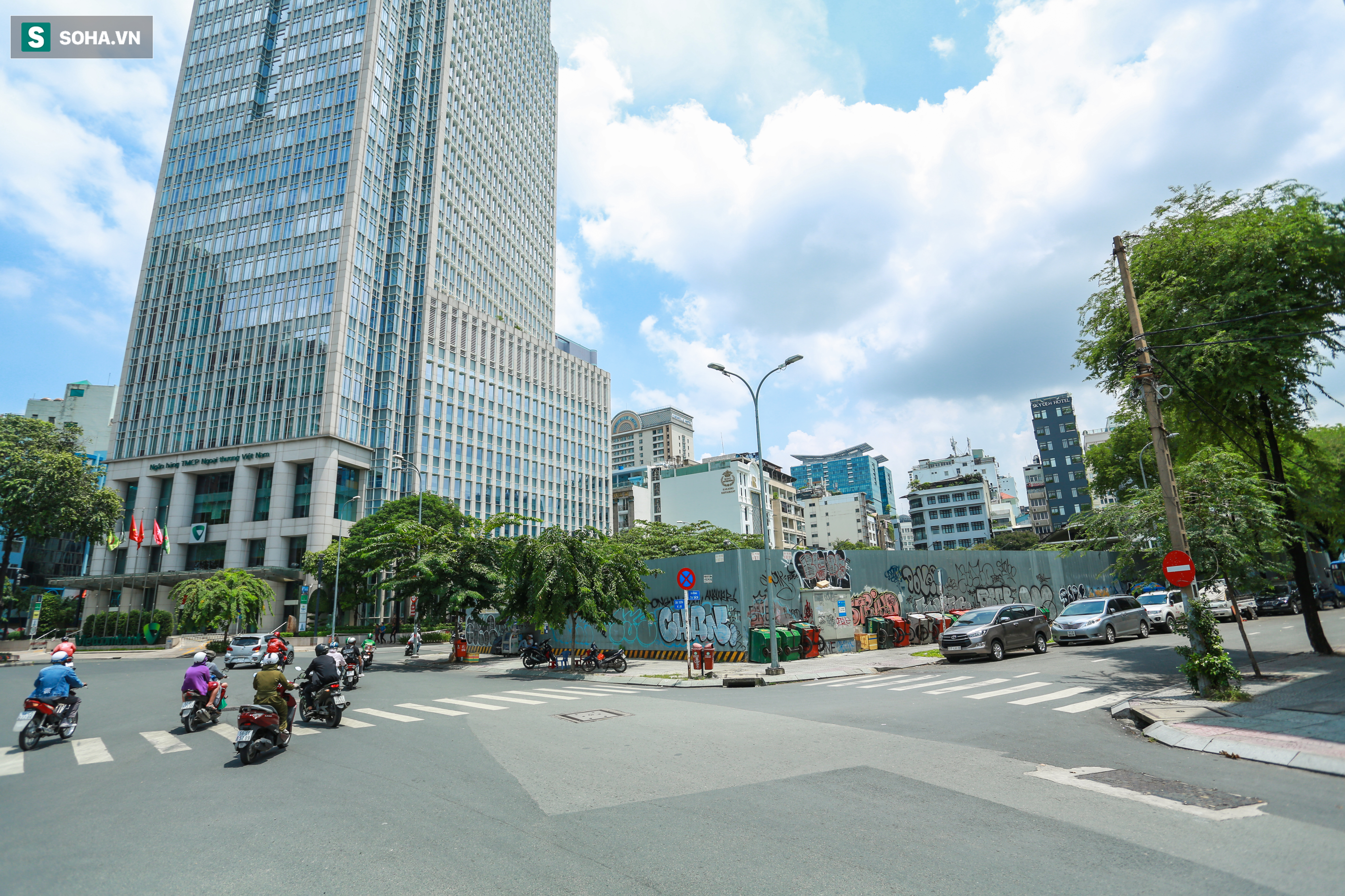 Sau khi được giao đất, Sabeco dự kiến x&acirc;y dựng dự &aacute;n tổ hợp căn hộ, thương mại, văn ph&ograve;ng c&oacute; t&ecirc;n S&agrave;i G&ograve;n M&ecirc; Linh Tower, với tổng mức đầu tư hơn 2.423 tỉ đồng. Năm 2015, Sabeco c&ugrave;ng 3 c&ocirc;ng ty Đầu tư M&ecirc; Linh, Attland v&agrave; H&agrave; An g&oacute;p vốn th&agrave;nh lập Sabeco Pearl để triển khai đầu tư dự &aacute;n khu thương mại văn ph&ograve;ng cao cấp tại số 2 - 4 - 6 Hai B&agrave; Trưng. Trong đ&oacute;, Sabeco g&oacute;p 26% vốn.