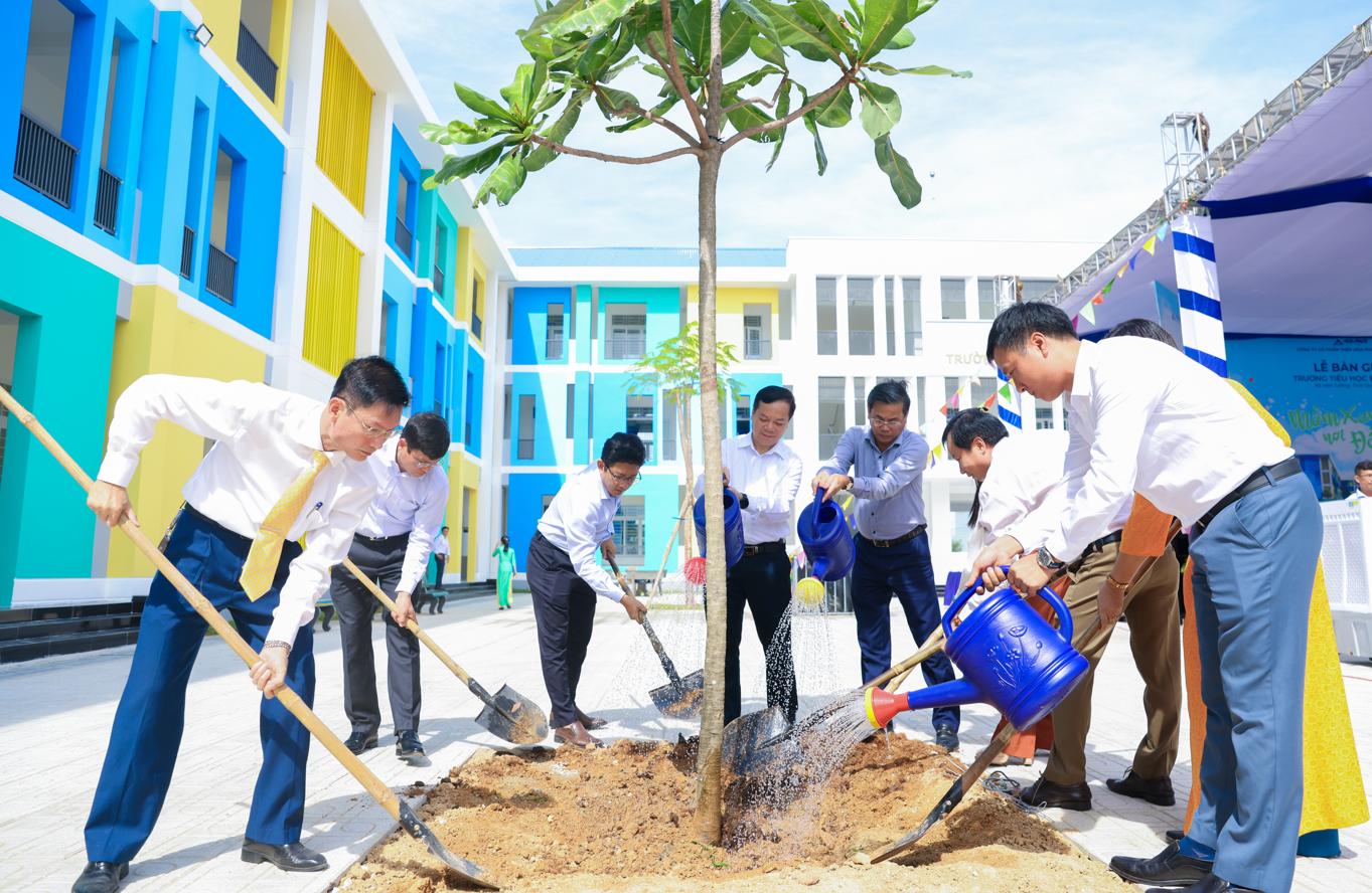 Hòa Phát bàn giao ngôi trường trị giá 42 tỷ đồng cho tỉnh Quảng Ngãi - Ảnh 3