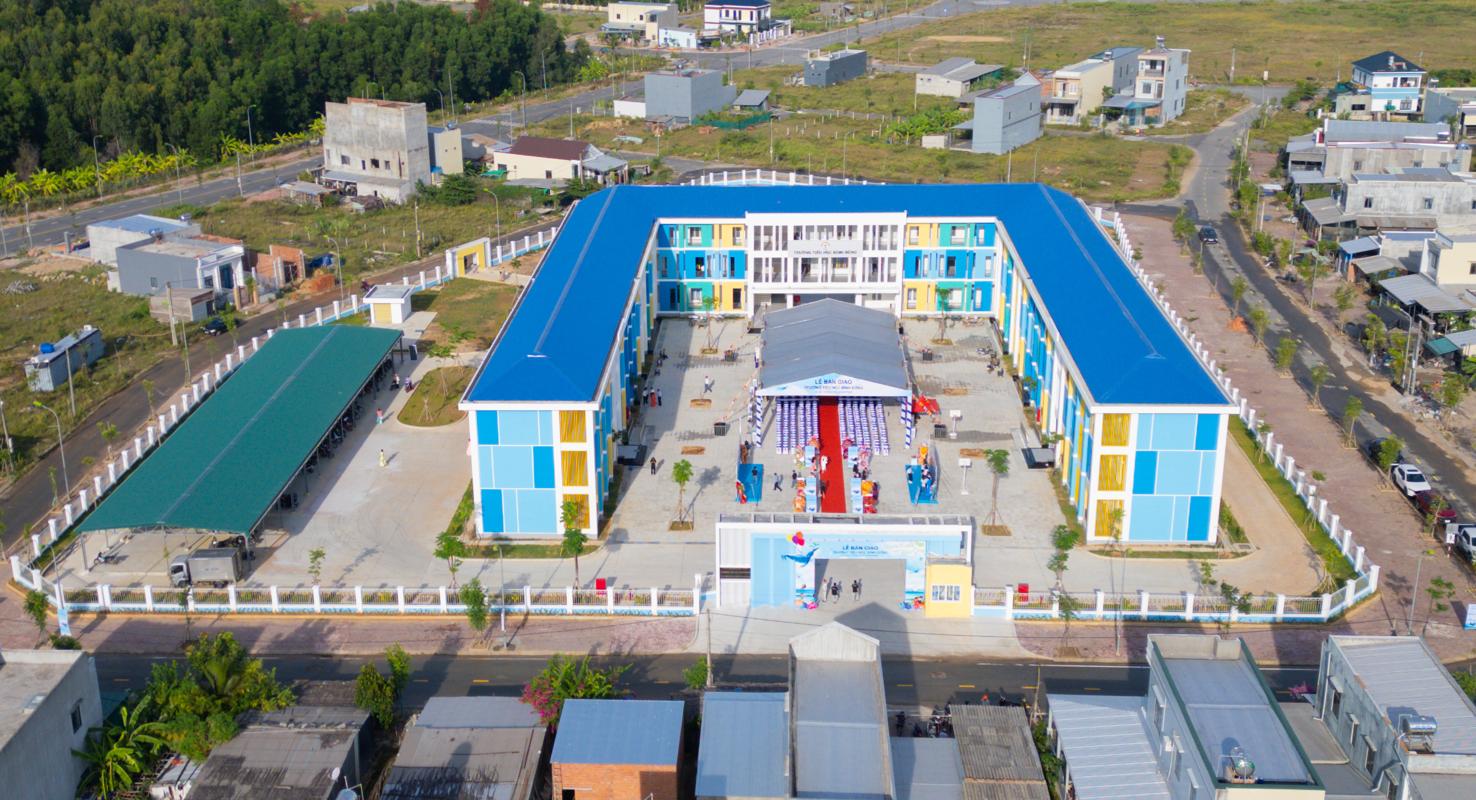 Hòa Phát bàn giao ngôi trường trị giá 42 tỷ đồng cho tỉnh Quảng Ngãi - Ảnh 2