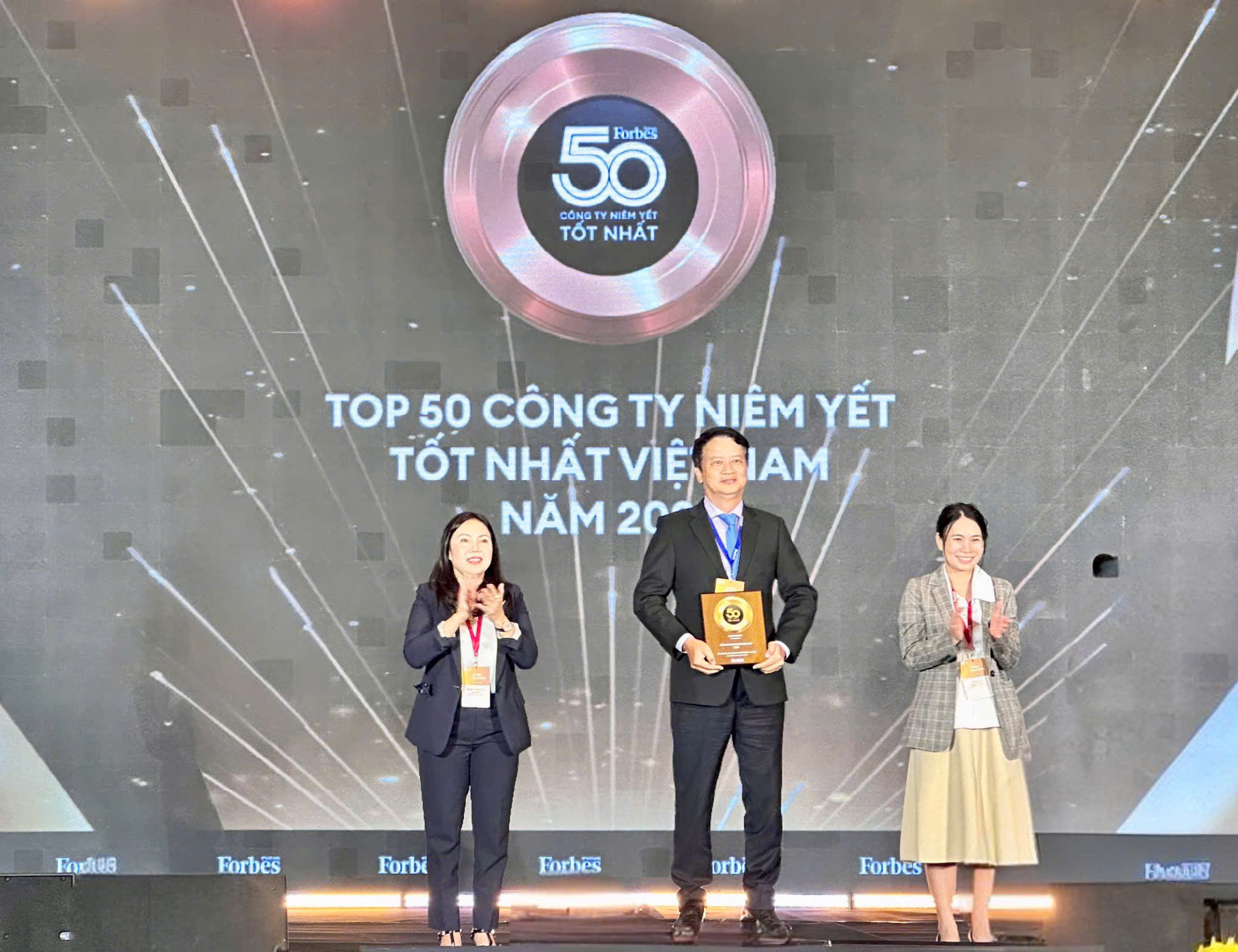 Bảo Việt liên tiếp được vinh danh trong 'Danh sách 50 công ty niêm yết tốt nhất Việt Nam' (Forbes) từ 2013 - Ảnh 1