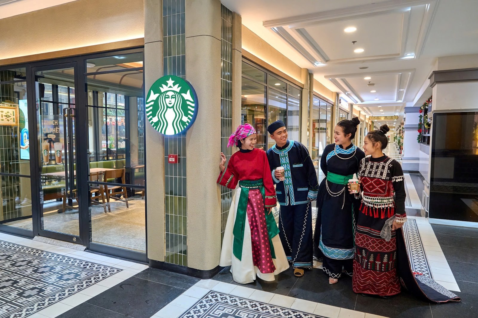 Không gian Starbucks Sun Plaza được lấy cảm hứng từ ga tàu hỏa Mường Hoa Không gian Starbucks Sun Plaza được lấy cảm hứng từ ga tàu hỏa Mường Hoa