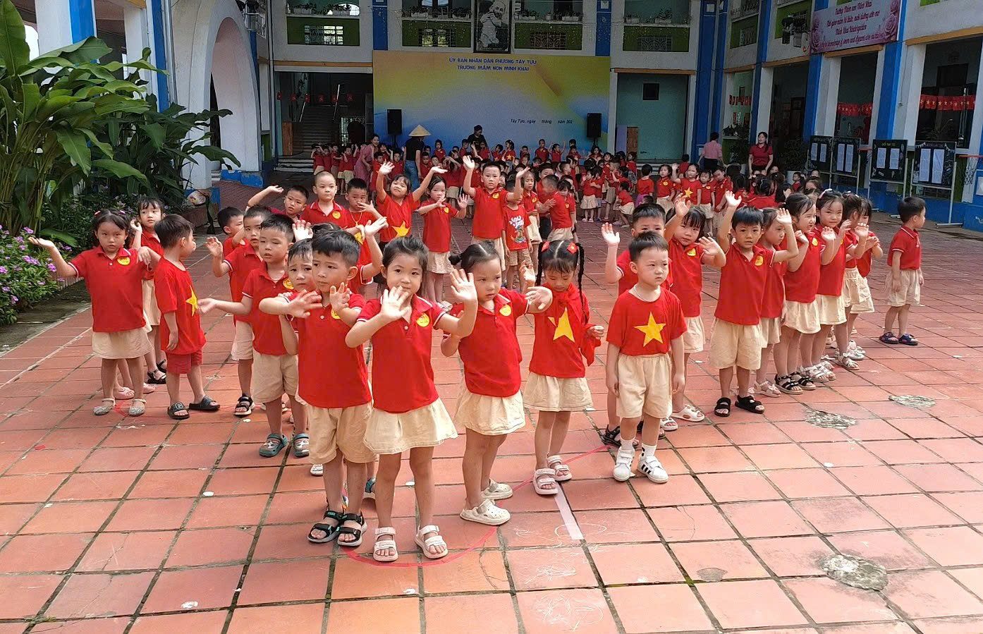 Ấn tượng Trường Mầm non Minh Khai xếp hình bản đồ Việt Nam chào mừng Quốc khánh 2/9 - Ảnh 1