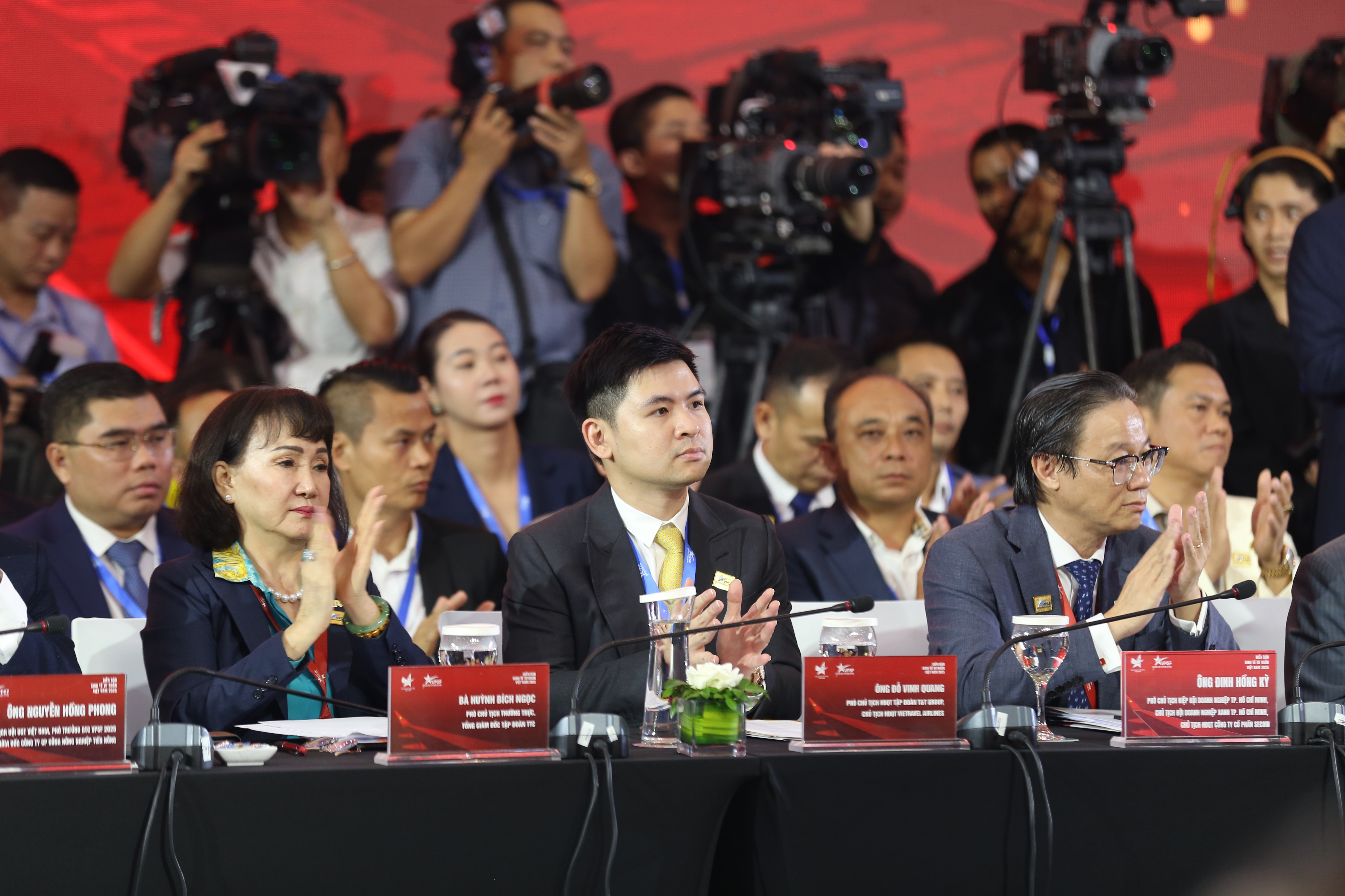 Quang cảnh Phiên đối thoại cấp cao Diễn đàn Kinh tế tư nhân Việt Nam 2025.  