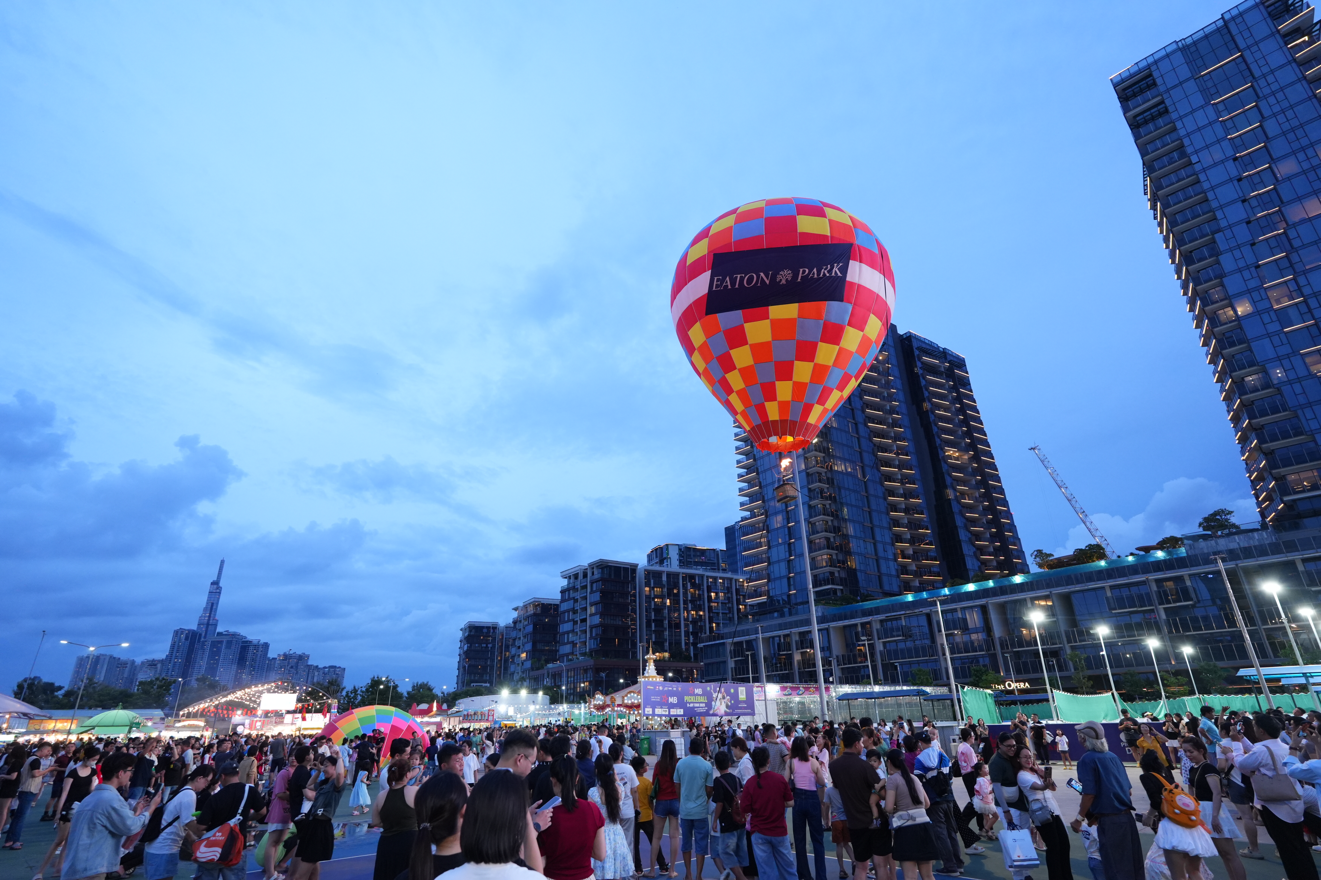 Đ&ocirc;ng đảo người d&acirc;n tận hưởng những trải nghiệm th&uacute; vị tại ng&agrave;y hội Eaton Park Skyward &nbsp;