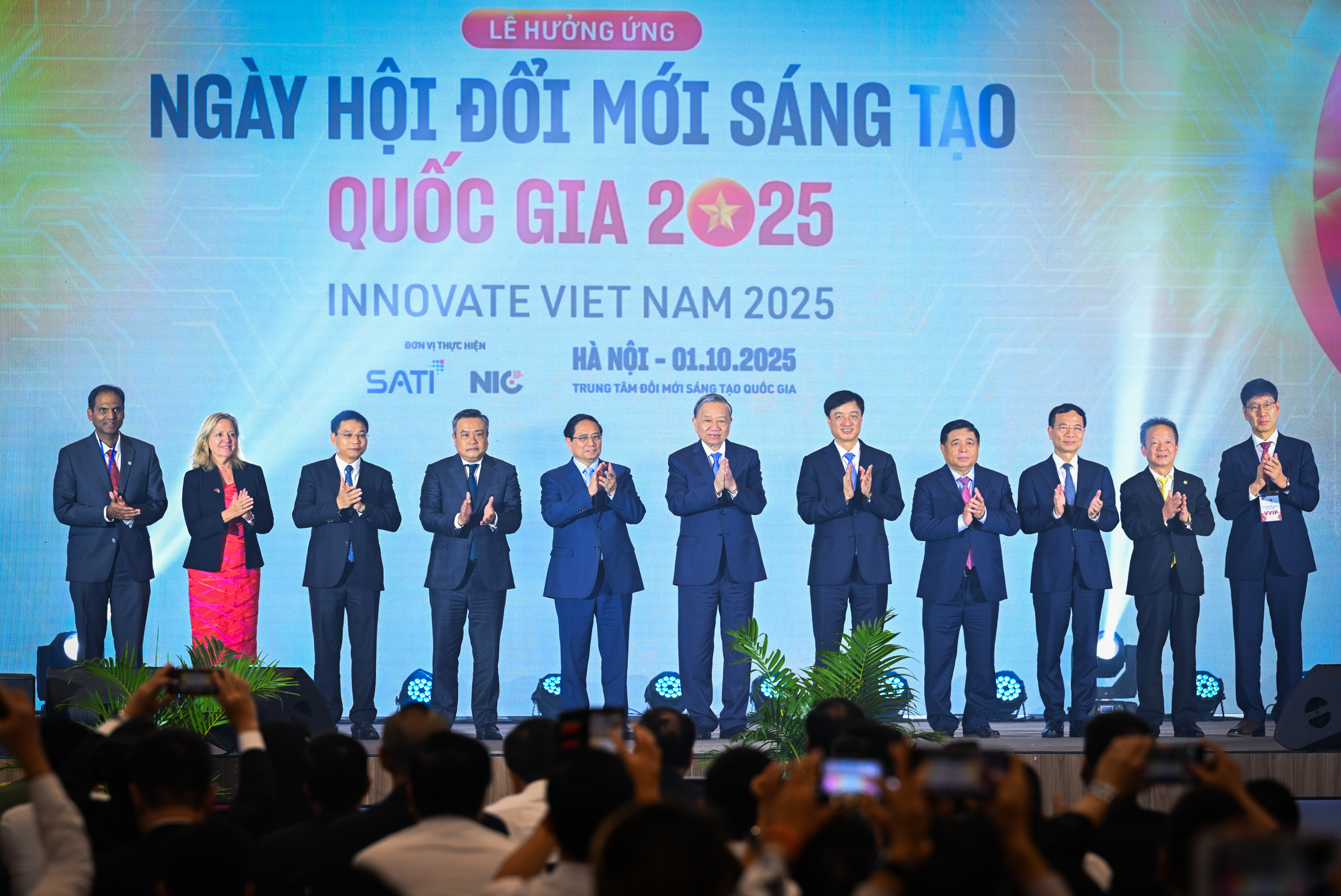 Tổng Bí thư Tô Lâm, Thủ tướng Phạm Minh Chính cùng lãnh đạo các Bộ, ngành và đại diện nhiều doanh nghiệp tiêu biểu như Tập đoàn T&T Group, Marvell, Samsung... bấm nút hưởng ứng Ngày hội Đổi mới sáng tạo Quốc gia  2025.  
