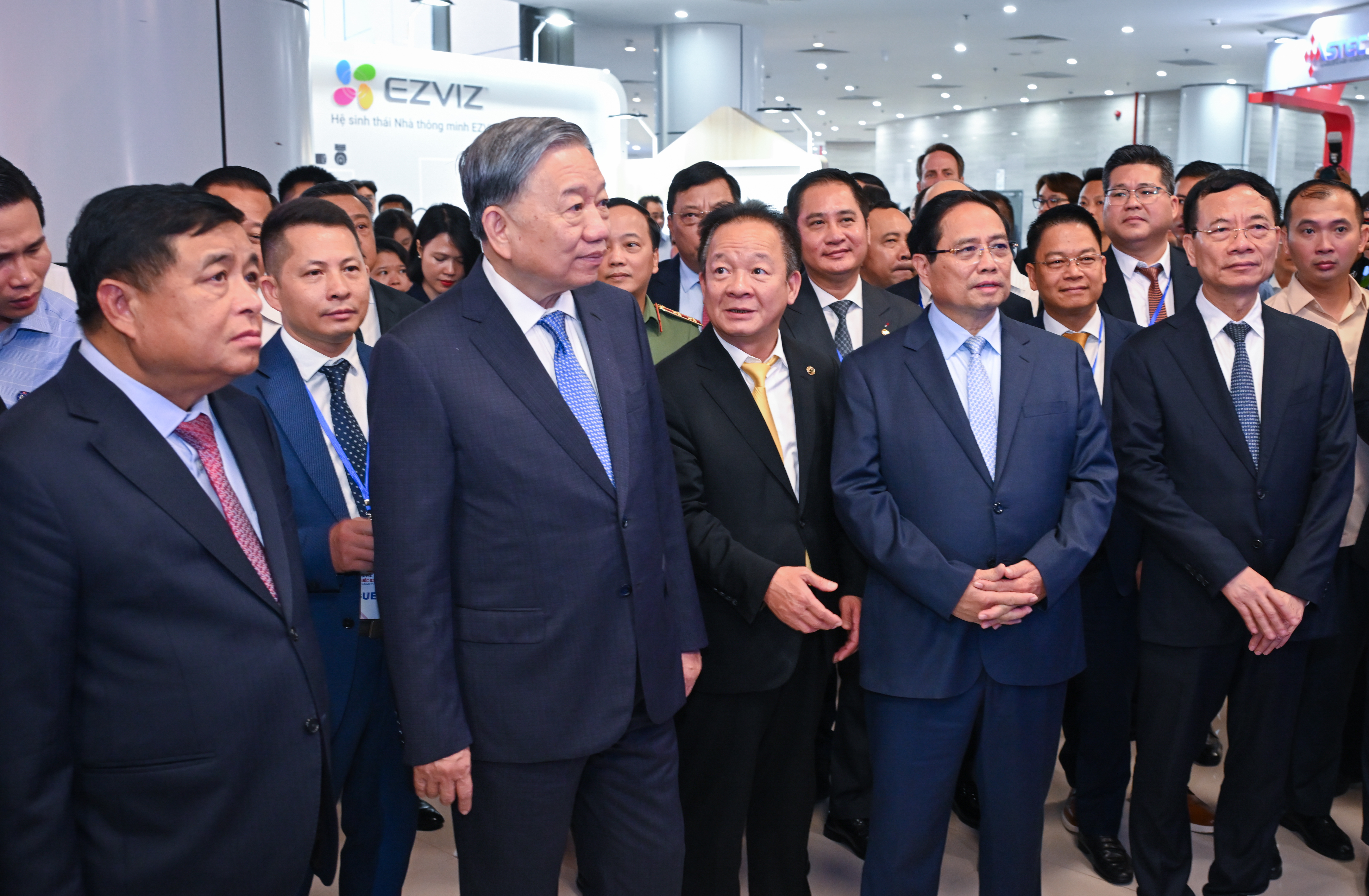Tổng Bí thư Tô Lâm, Thủ tướng Phạm Minh Chính cùng các lãnh đạo các Bộ, ngành thăm quan gian trưng bày của T&T Group tại sự kiện