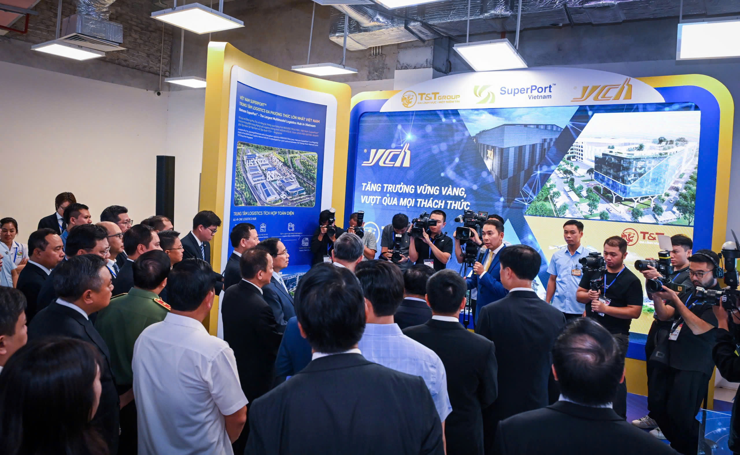 Tiếp tục đẩy mạnh ứng dụng AI, “siêu cảng” Việt Nam SuperPort™ của T&T Group gây ấn tượng mạnh tại VIIE 2025  