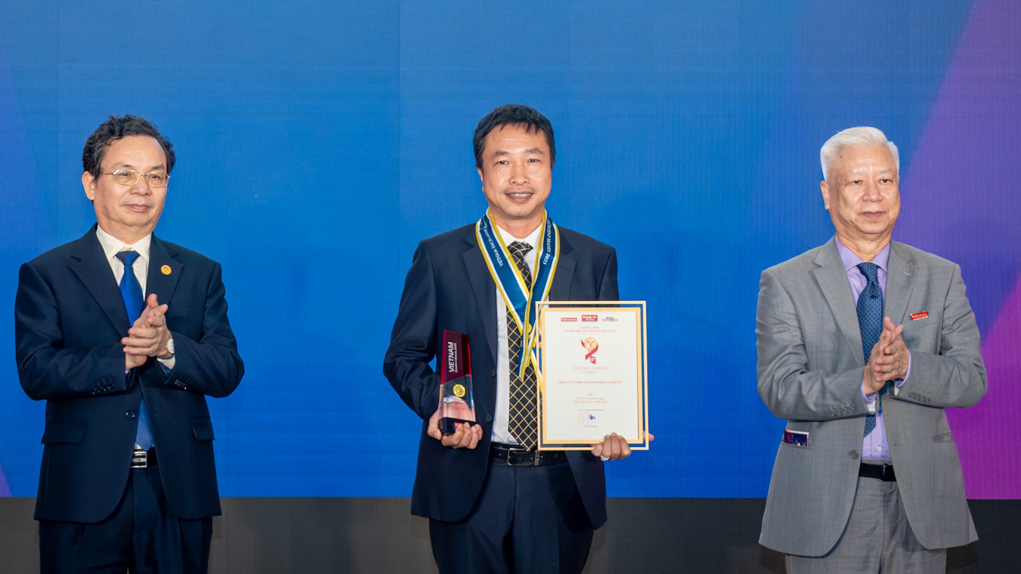 Ông Nguyễn Thái Hà, Tổng Giám đốc T&T Energy đại diện doanh nghiệp nhận giải thưởng Thương hiệu mạnh tăng trưởng xanh 2025 tại Diễn đàn kinh tế mới 2025 Ông Nguyễn Thái Hà, Tổng Giám đốc T&T Energy đại diện doanh nghiệp nhận giải thưởng Thương hiệu mạnh tăng trưởng xanh 2025 tại Diễn đàn kinh tế mới 2025