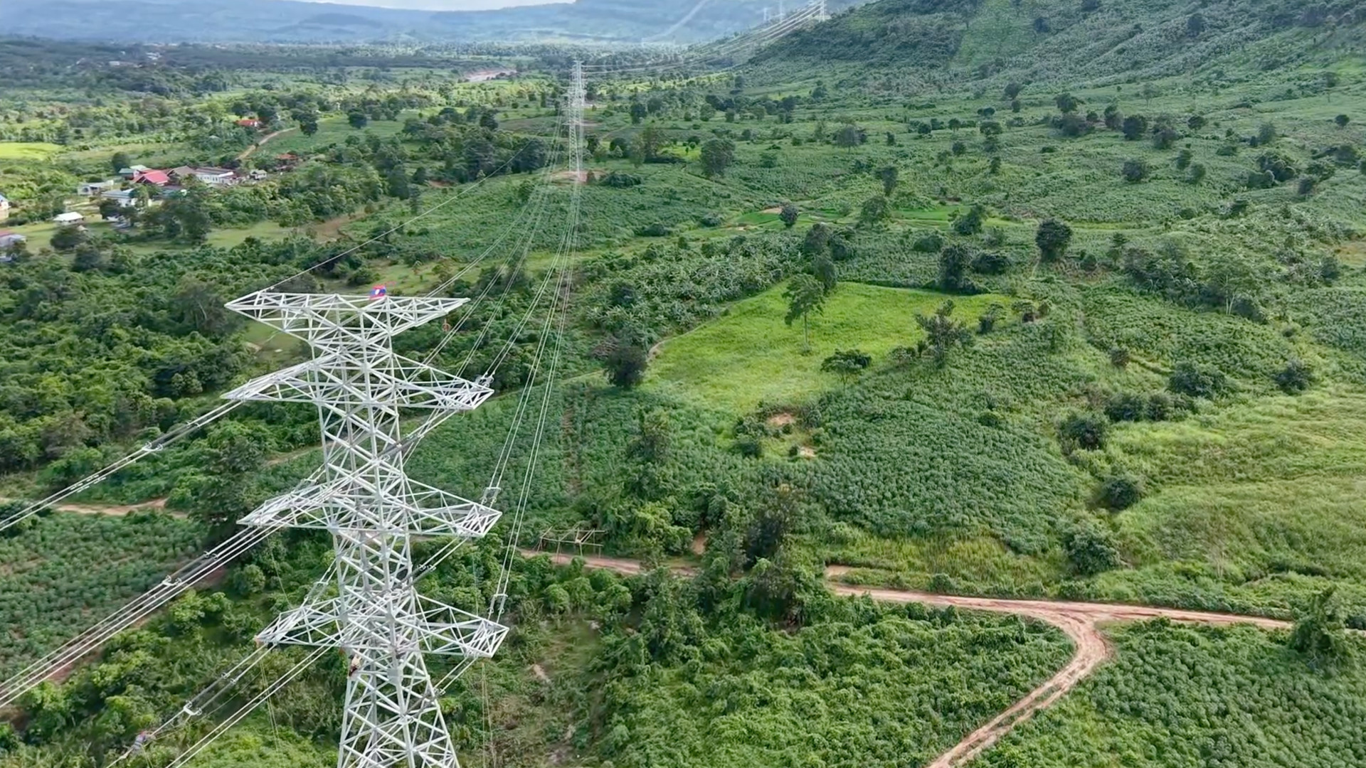 Tuyến đường dây truyền tải 220kV nối từ Nhà máy điện gió Savan 1 tại Lào đã được hoàn thành chỉ sau 6 tháng thi công, chuẩn bị đấu nối vào hệ thống điện quốc gia Việt Nam trong thời gian tới Tuyến đường dây truyền tải 220kV nối từ Nhà máy điện gió Savan 1 tại Lào đã được hoàn thành chỉ sau 6 tháng thi công, chuẩn bị đấu nối vào hệ thống điện quốc gia Việt Nam trong thời gian tới