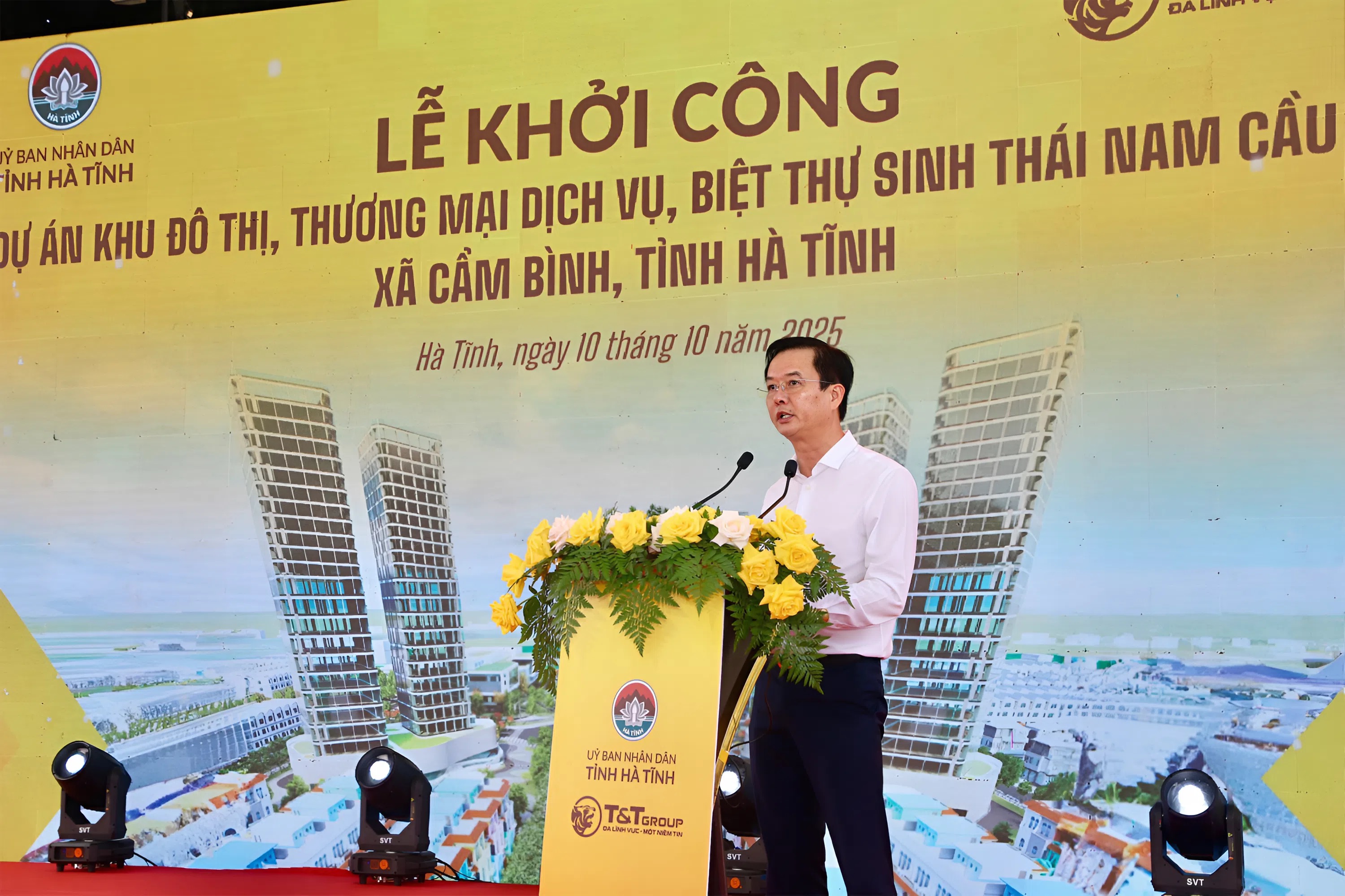 Ông Trần Báu Hà, Phó Chủ tịch UBND tỉnh Hà Tĩnh phát biểu tại lễ khởi công  