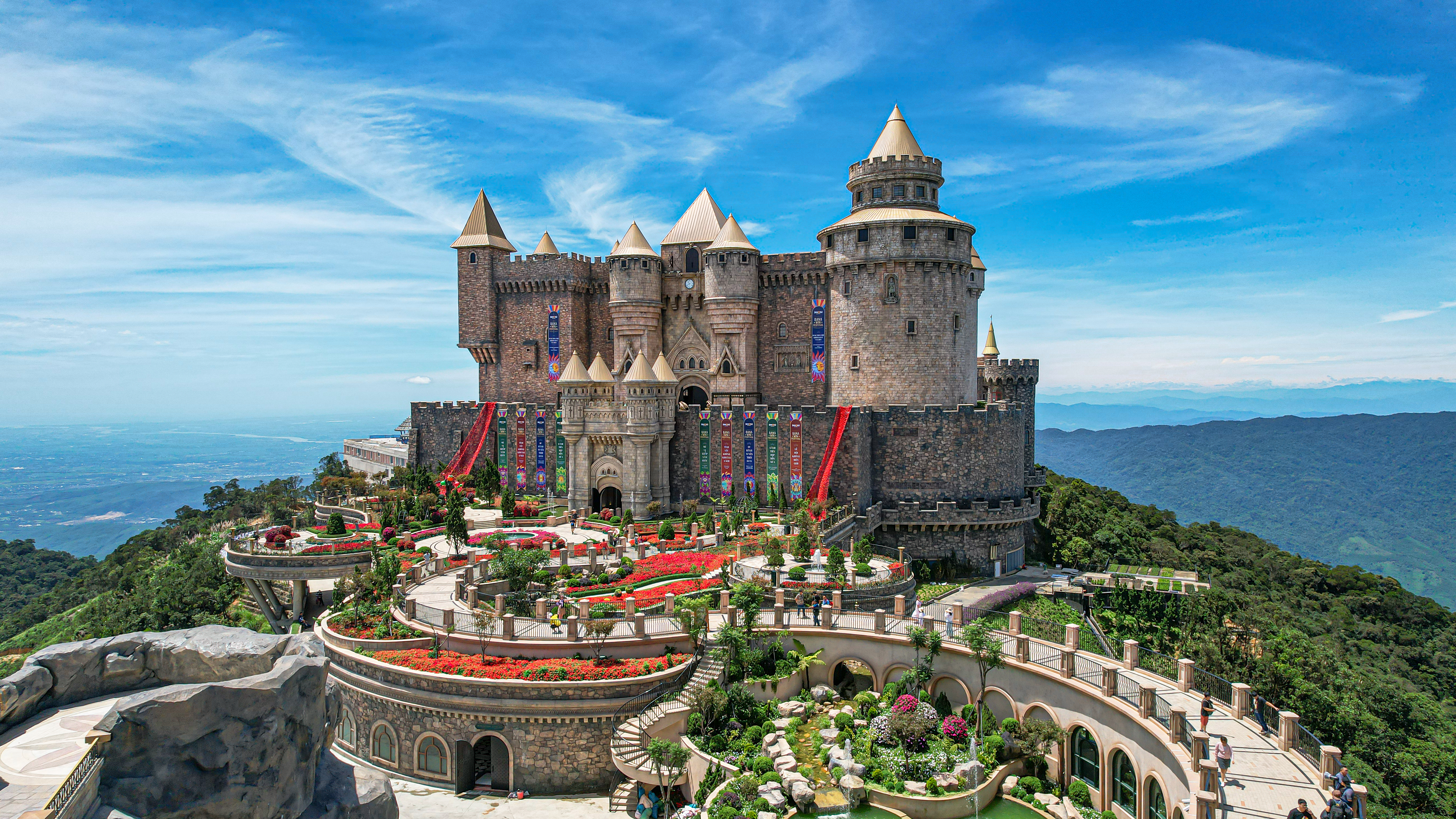 Sun World Ba Na Hills l&agrave; một trong những thỏi nam ch&acirc;m h&uacute;t kh&aacute;ch đến Đ&agrave; Nẵng &nbsp;