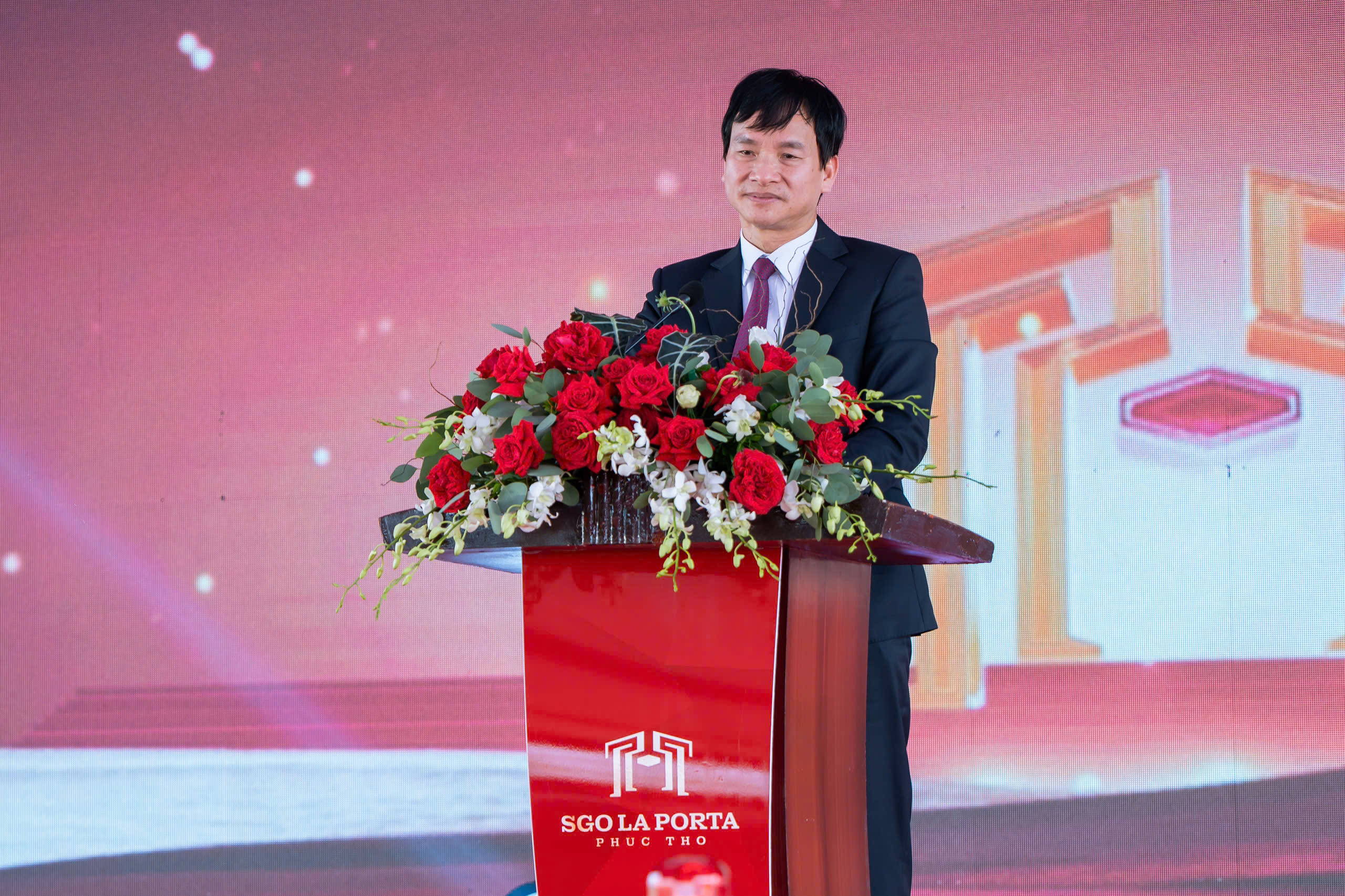 Ông Nguyễn Doãn Hoàn, Thành uỷ viên, Bí thư Đảng uỷ, Chủ tịch HĐND xã Phúc Thọ phát biểu tại sự kiện. Ông Nguyễn Doãn Hoàn, Thành uỷ viên, Bí thư Đảng uỷ, Chủ tịch HĐND xã Phúc Thọ phát biểu tại sự kiện.