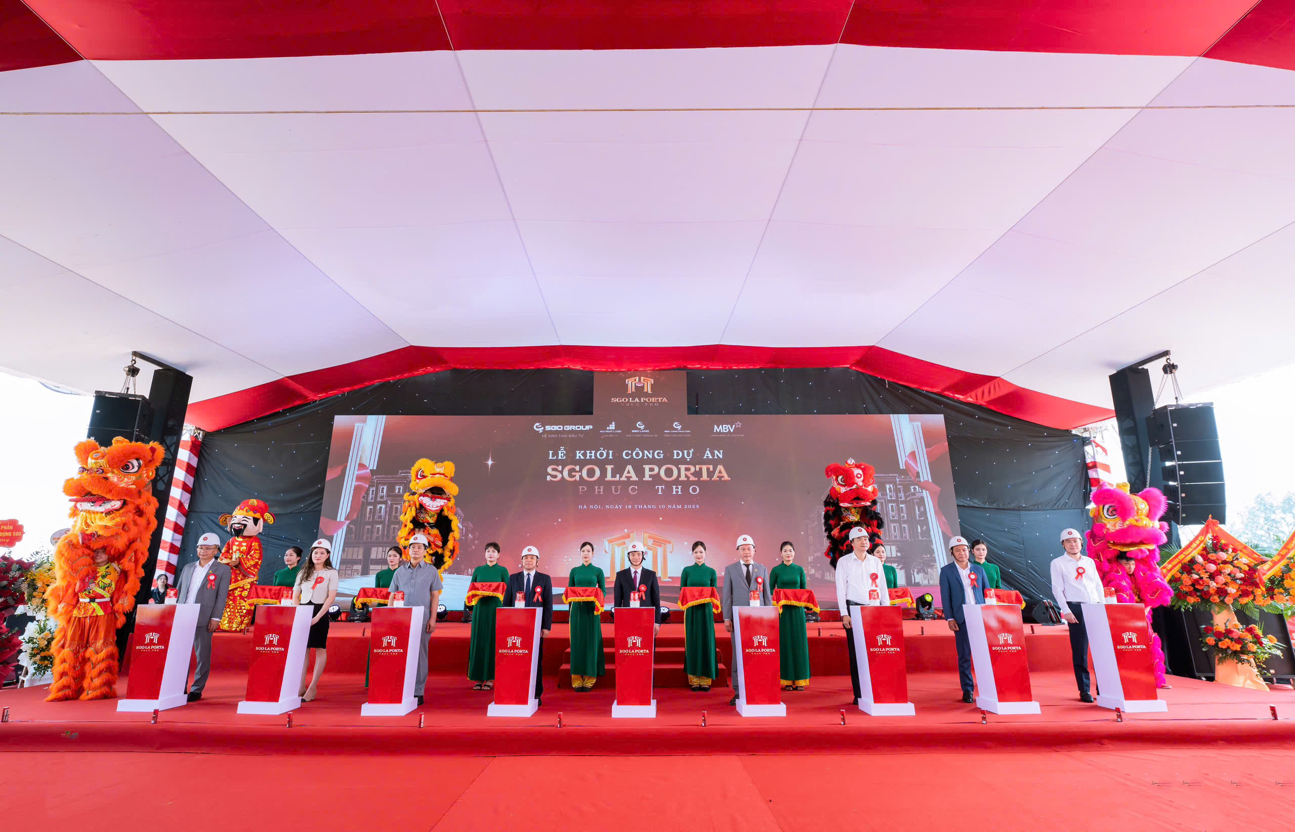 Đại diện Chủ đầu tư, Chính quyền địa phương và nhiều đối tác, nhà thầu, ngân hàng cùng bấm nút khởi công dự án. Đại diện Chủ đầu tư, Chính quyền địa phương và nhiều đối tác, nhà thầu, ngân hàng cùng bấm nút khởi công dự án.