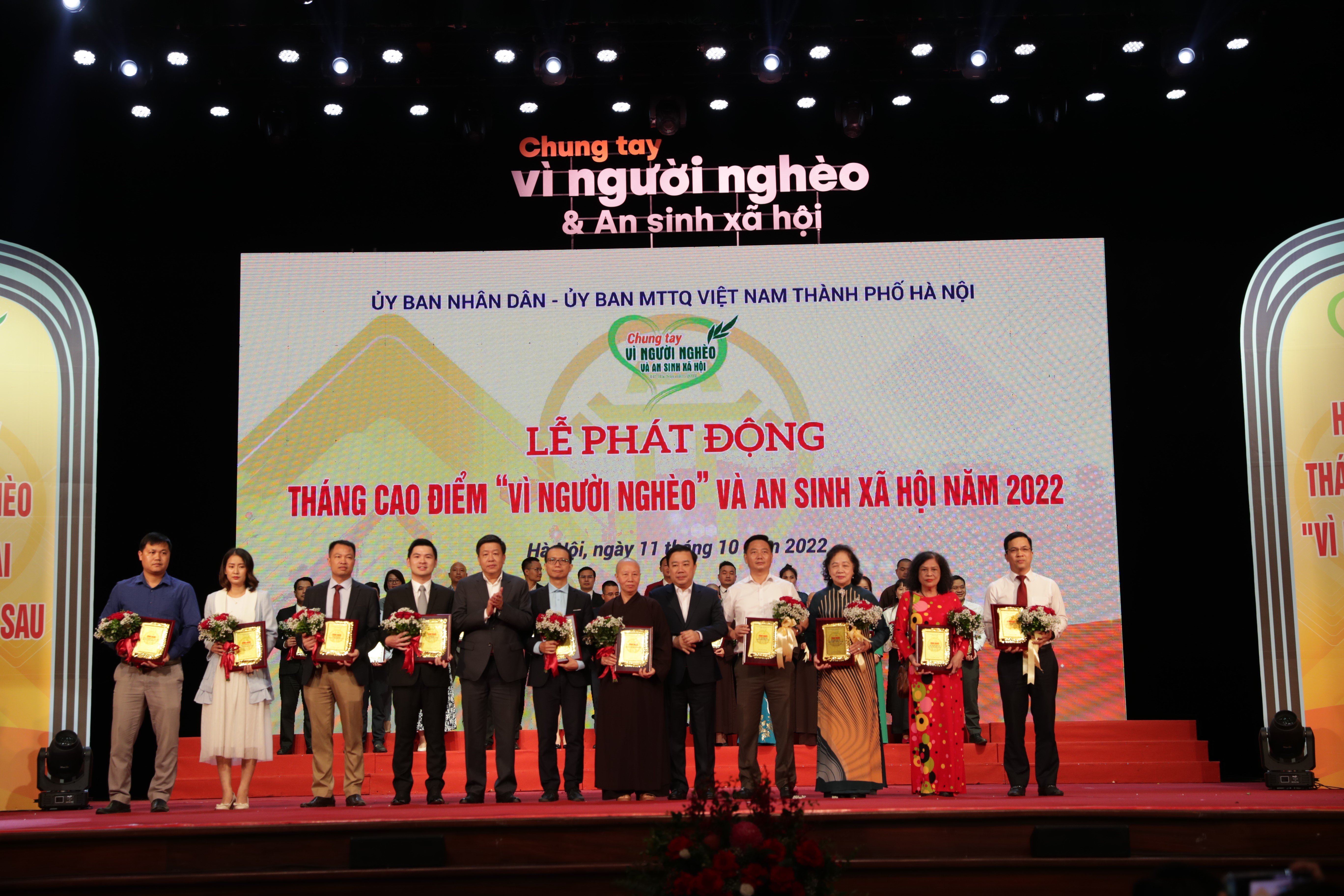 &Ocirc;ng Đỗ Vinh Quang, Ph&oacute; Chủ tịch HĐQT Tập đo&agrave;n T&amp;T Group (thứ tư từ tr&aacute;i sang) được vinh danh bởi những đ&oacute;ng g&oacute;p t&iacute;ch cực trong hoạt động an sinh x&atilde; hội của Thủ đ&ocirc; &nbsp;