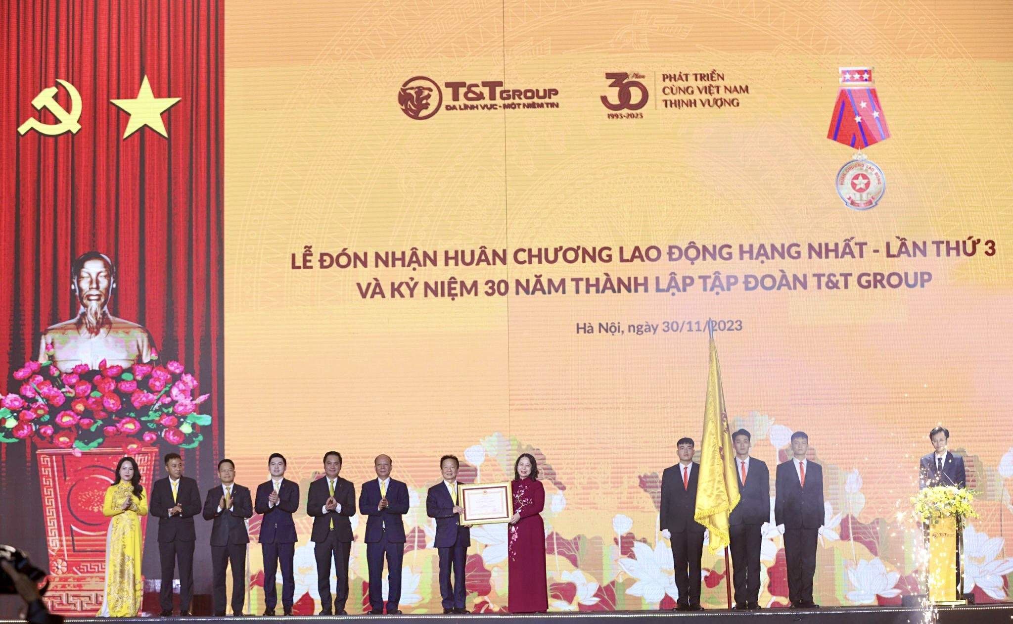 T&T Group ba lần vinh dự đón nhận Huân chương Lao động hạng Nhất do Đảng, Nhà nước trao tặng.   T&T Group ba lần vinh dự đón nhận Huân chương Lao động hạng Nhất do Đảng, Nhà nước trao tặng.