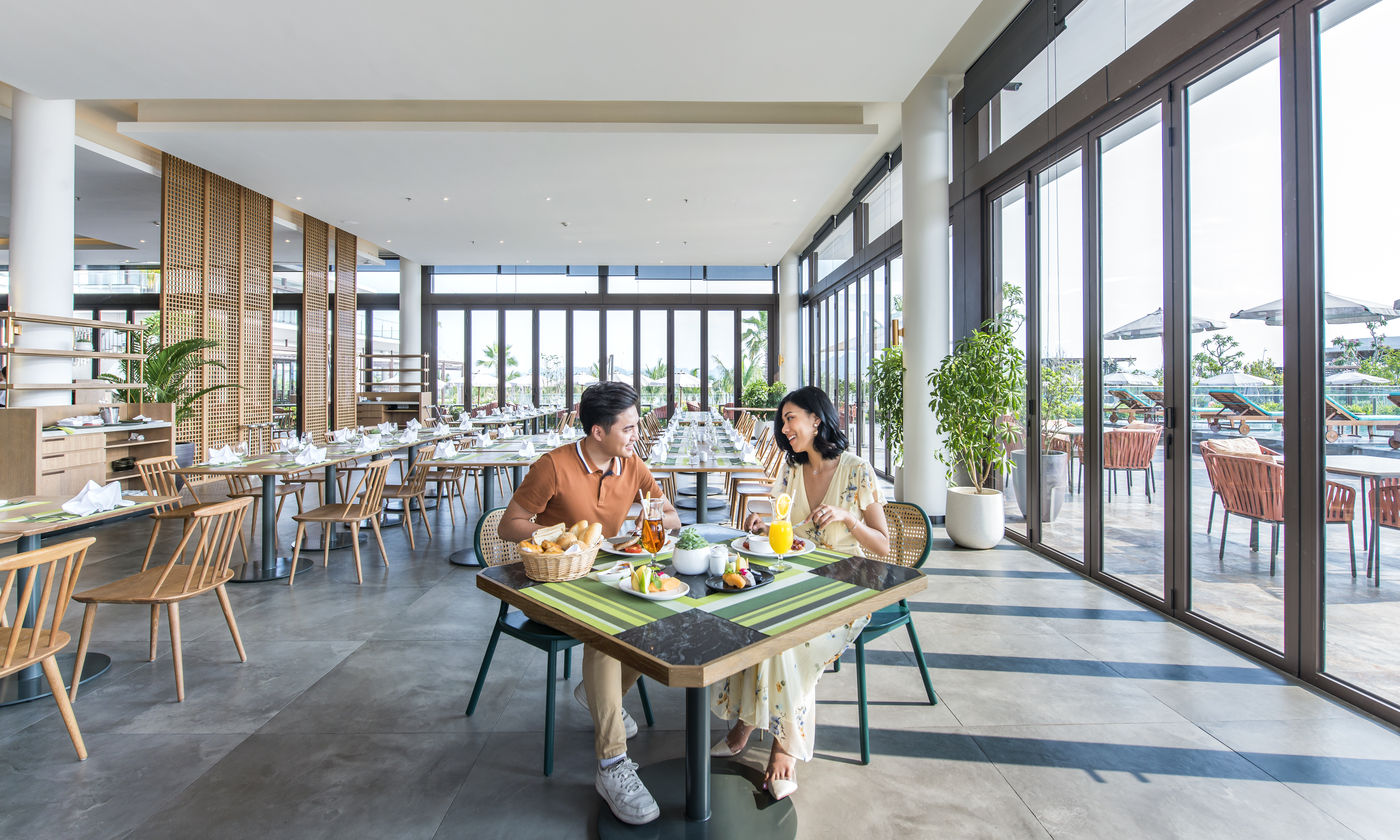 Nh&agrave; h&agrave;ng tại&nbsp;Premier Village Halong Bay.
