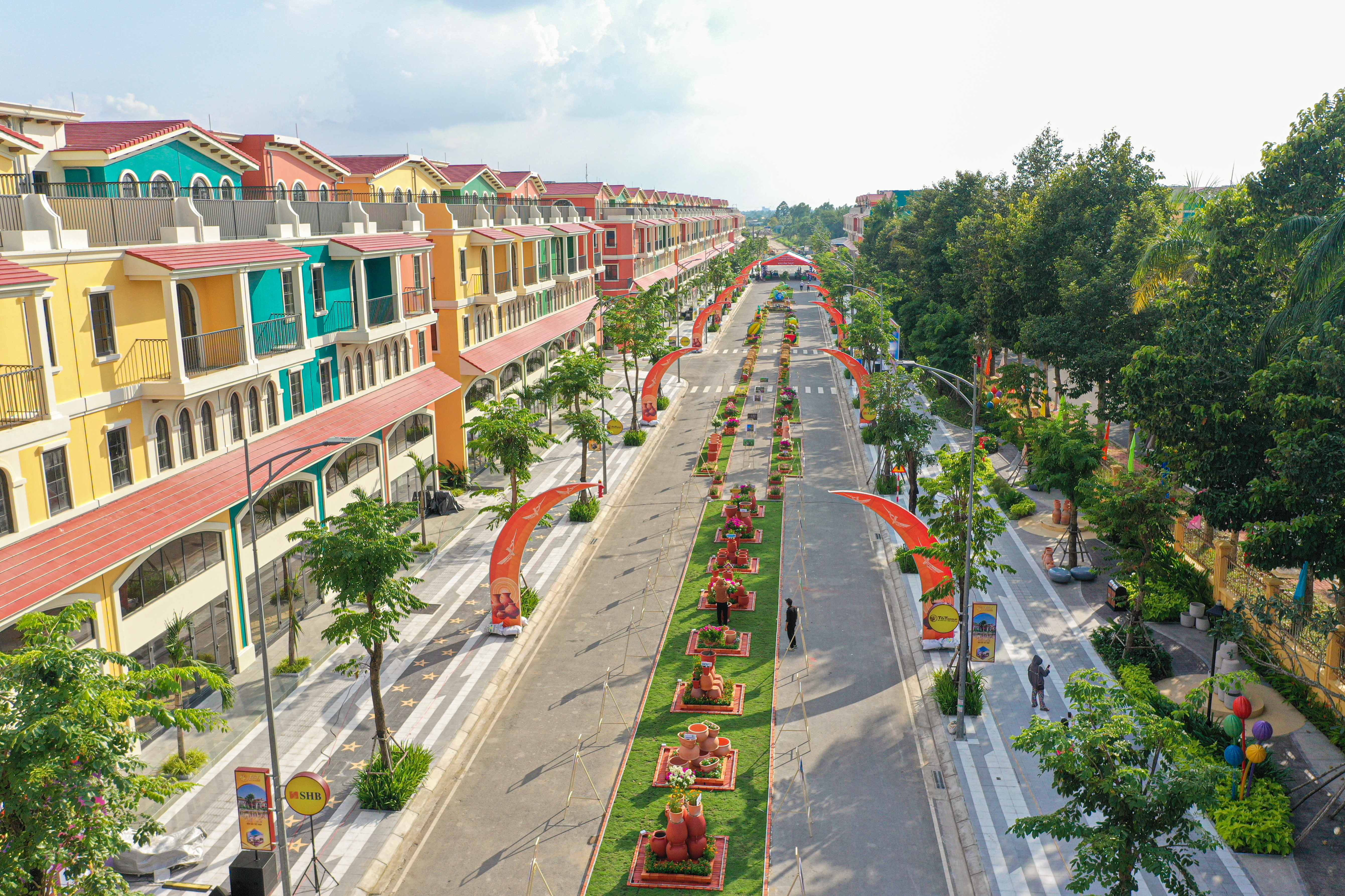 Phố đi bộ c&oacute; kh&ocirc;ng gian xanh m&aacute;t, được trang tr&iacute; nhiều cảnh quan đặc trưng của Vĩnh Long&nbsp; &nbsp;