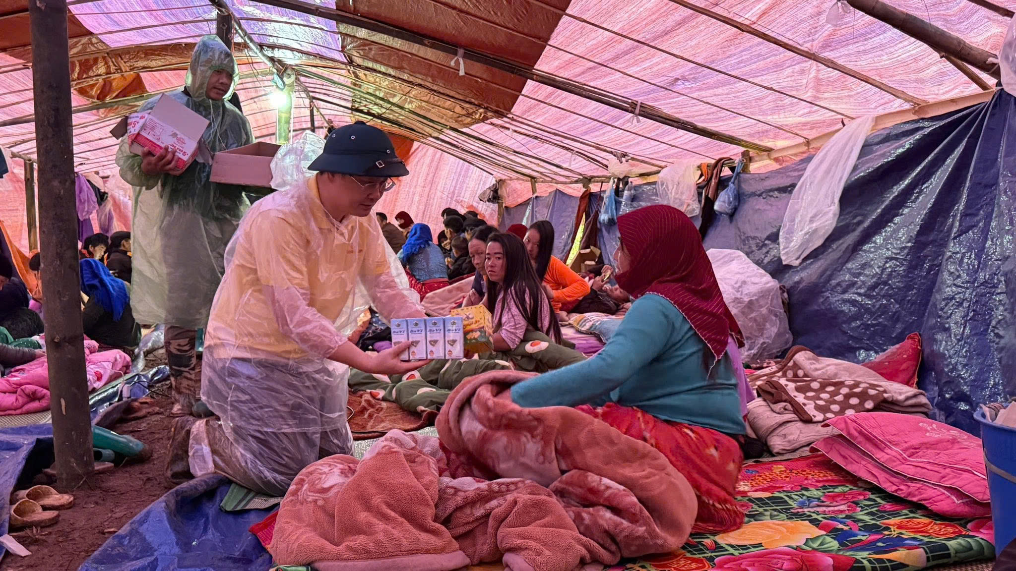 Vingroup tiếp tục hỗ trợ thêm 500 tỷ cứu trợ miền Trung, nâng tổng đóng góp lên 1.000 tỷ đồng - Ảnh 2