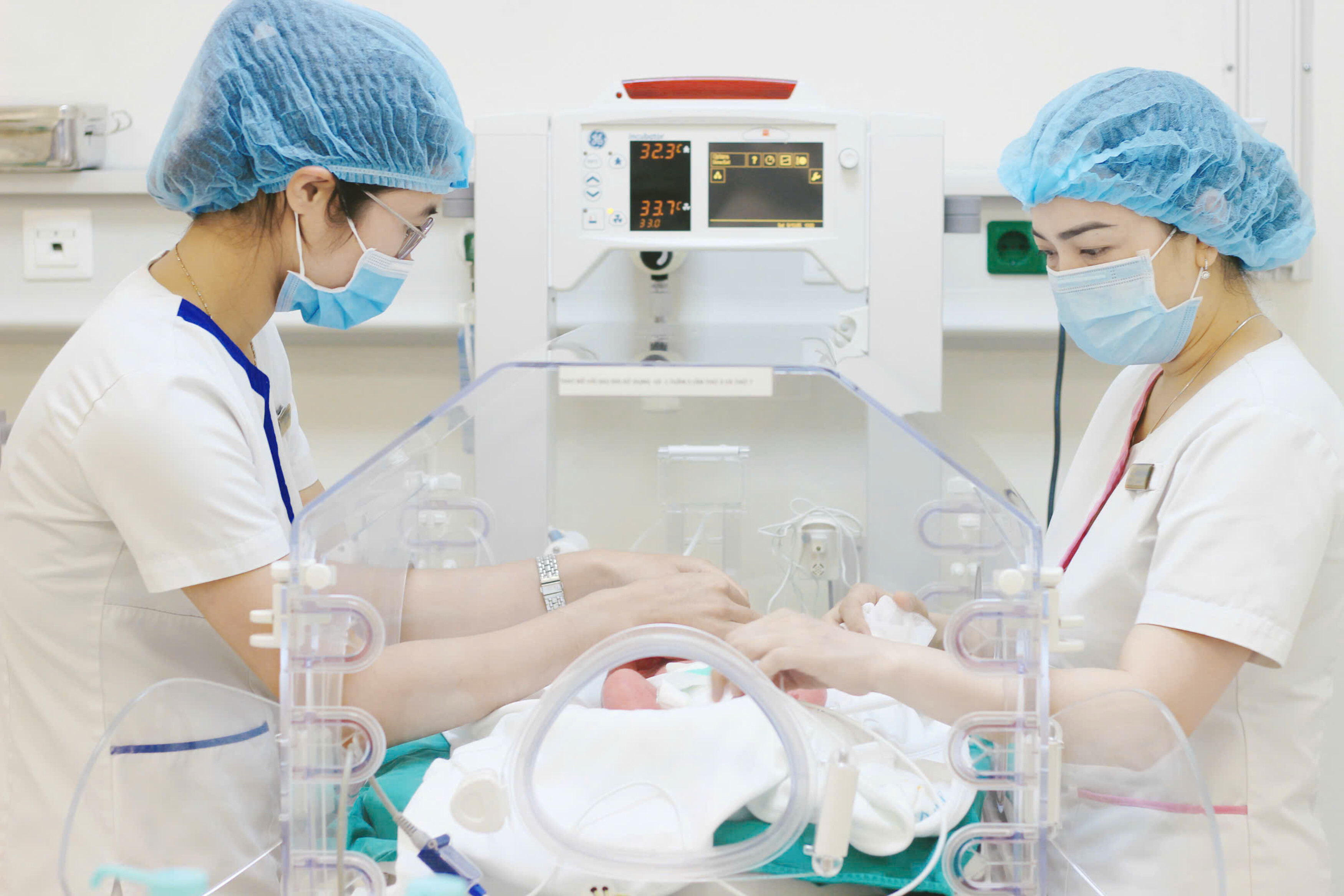 Gần 40 ngày nỗ lực hồi sinh sự sống bé trai sinh non chỉ nặng hơn 1kg tại Vinmec Phú Quốc - Ảnh 1