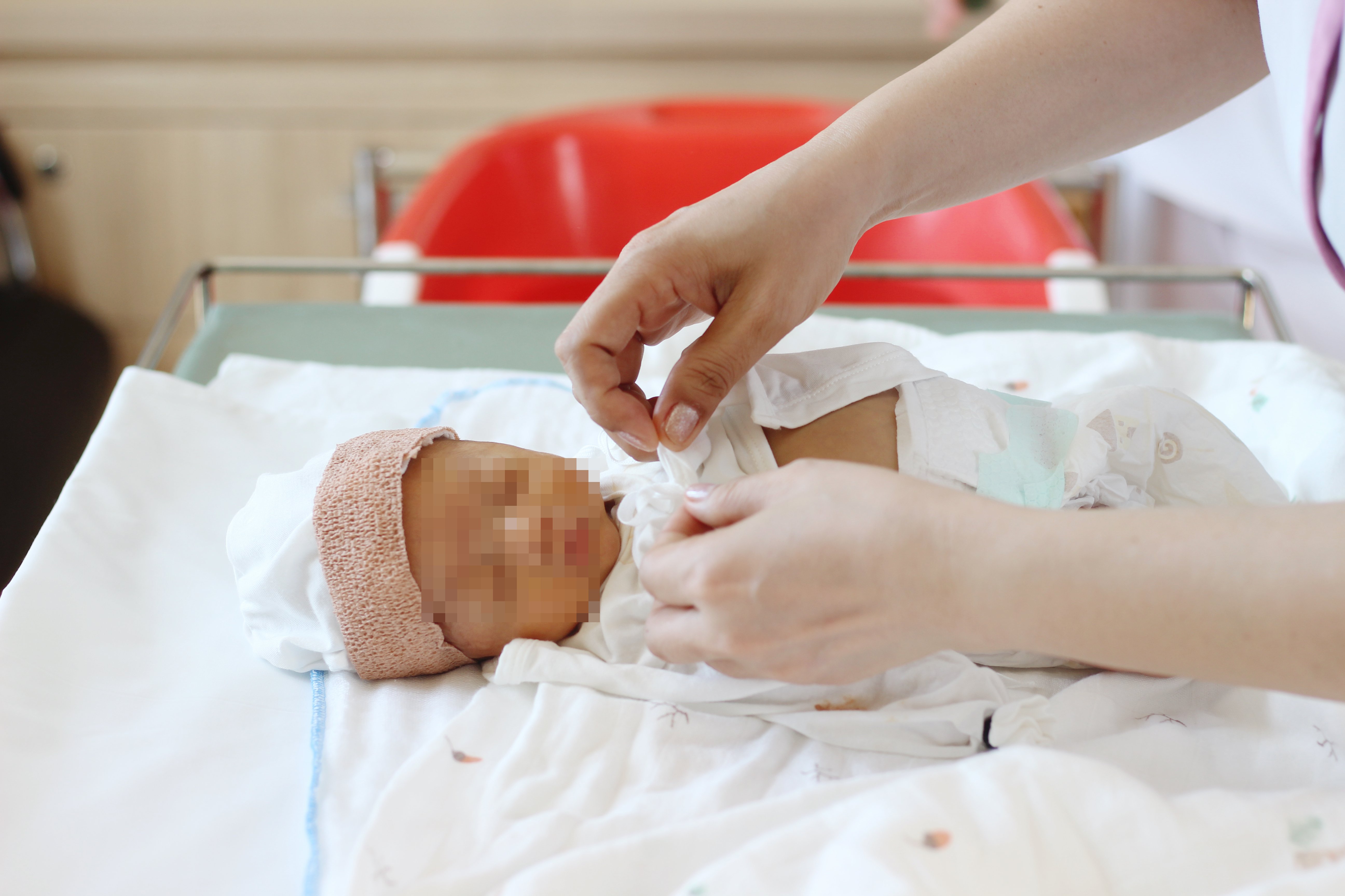 Gần 40 ngày nỗ lực hồi sinh sự sống bé trai sinh non chỉ nặng hơn 1kg tại Vinmec Phú Quốc - Ảnh 2