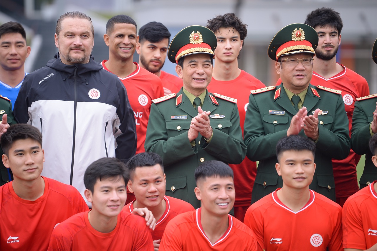 Bộ trưởng Bộ Quốc phòng gặp mặt, động viên CLB Thể Công - Viettel - Ảnh 2 Bộ trưởng Bộ Quốc phòng gặp mặt, động viên CLB Thể Công - Viettel - Ảnh 2