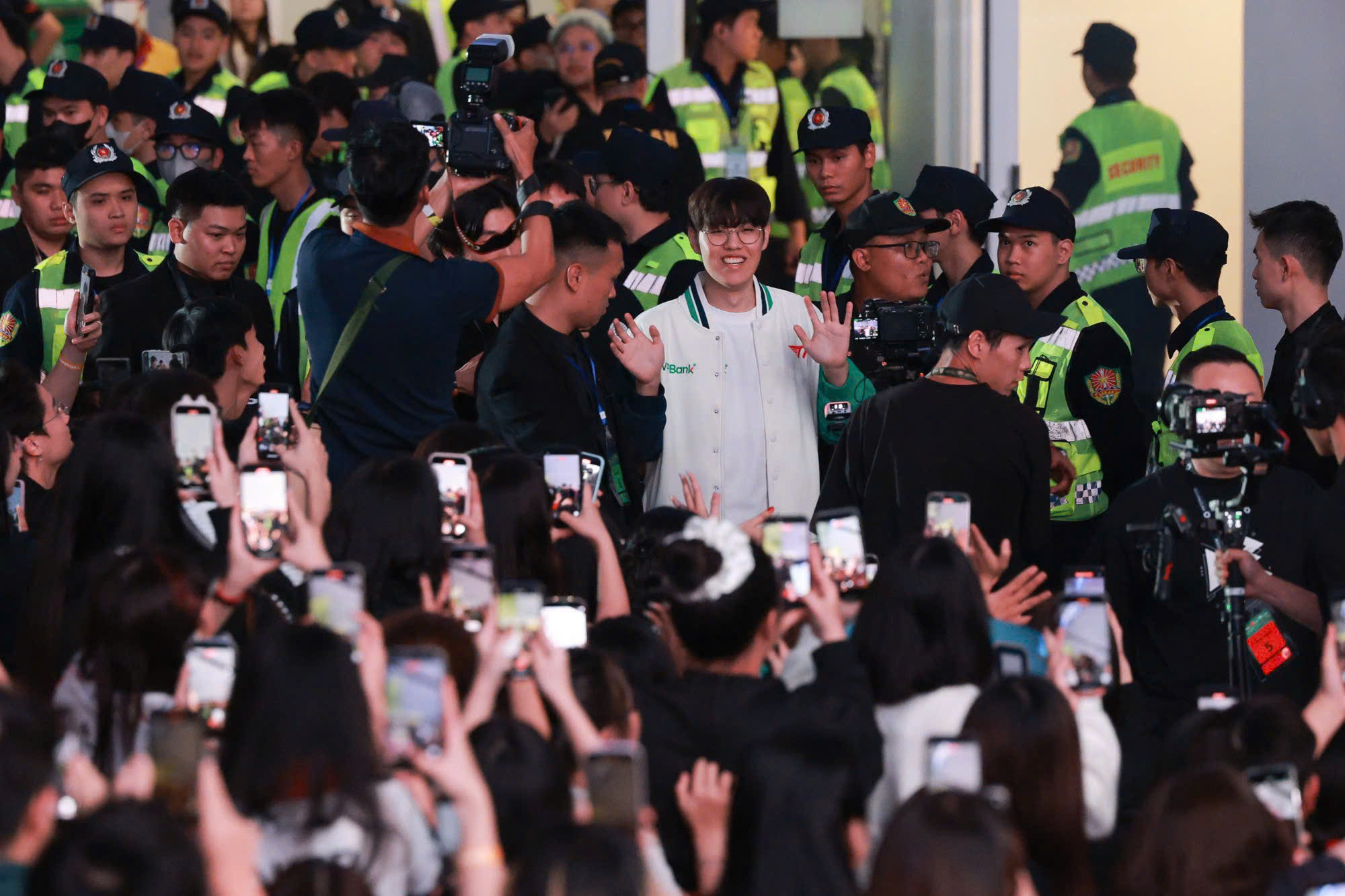 1,3 triệu người đồng thời xem Faker T1 thi đấu tại Việt Nam - Ảnh 11