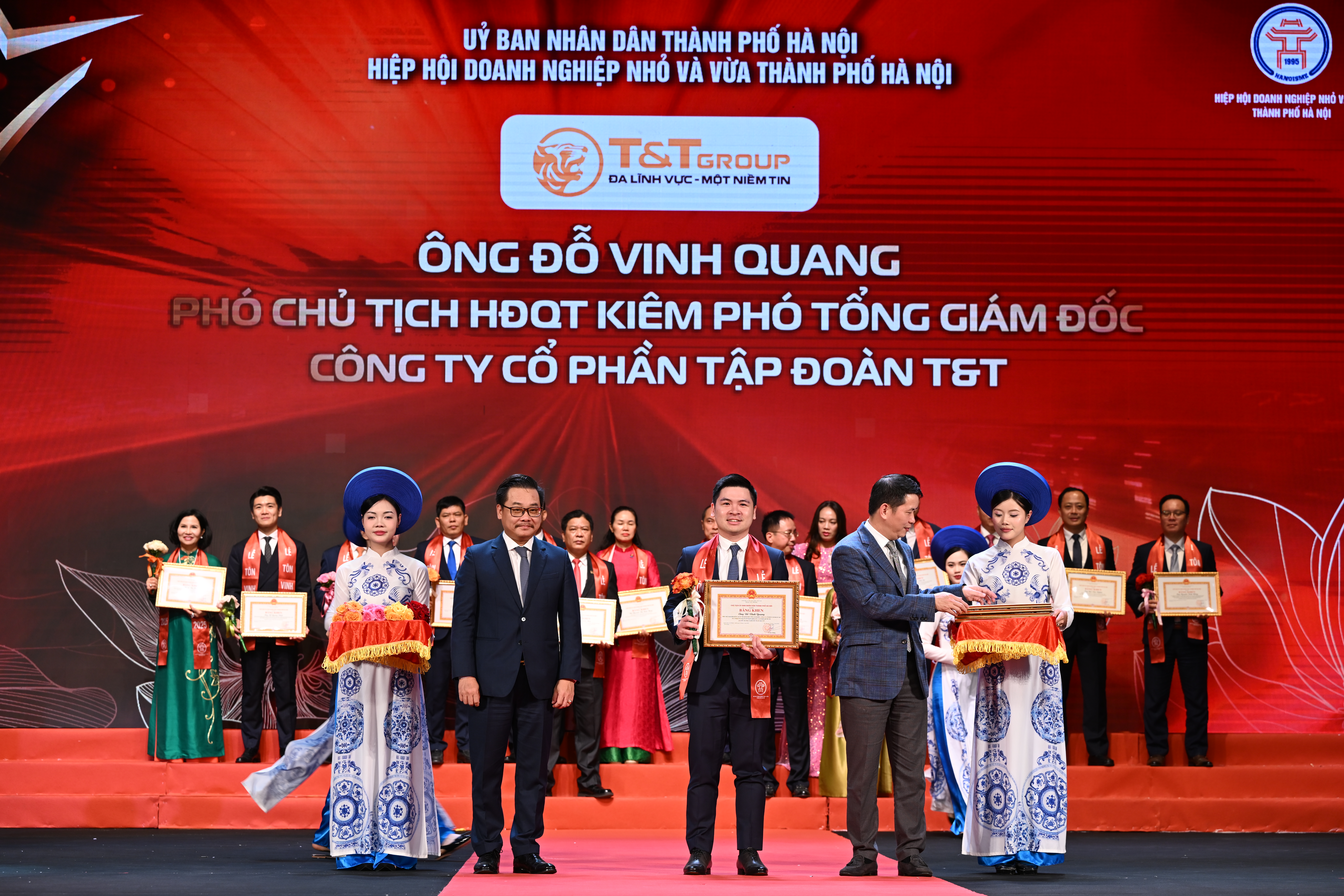Ph&oacute; Chủ tịch HĐQT T&amp;T Group Đỗ Vinh Quang nhận Bằng khen của Chủ tịch UBND TP H&agrave; Nội.&nbsp;