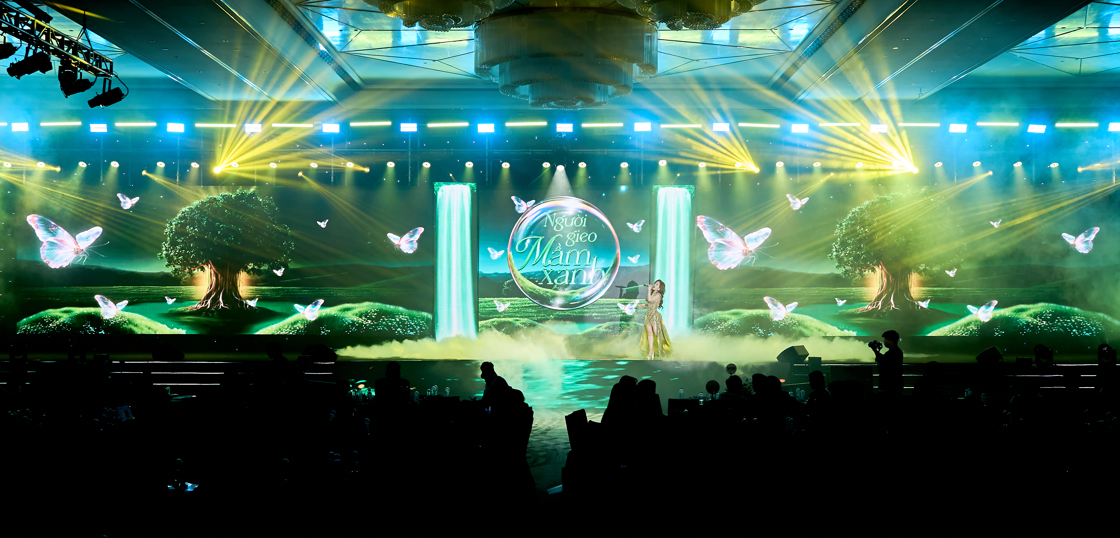 M&agrave;n tr&igrave;nh diễn gi&agrave;u cảm x&uacute;c của ca sĩ Dương Ho&agrave;ng Yến mở ra cao tr&agrave;o cho sự kiện &nbsp;