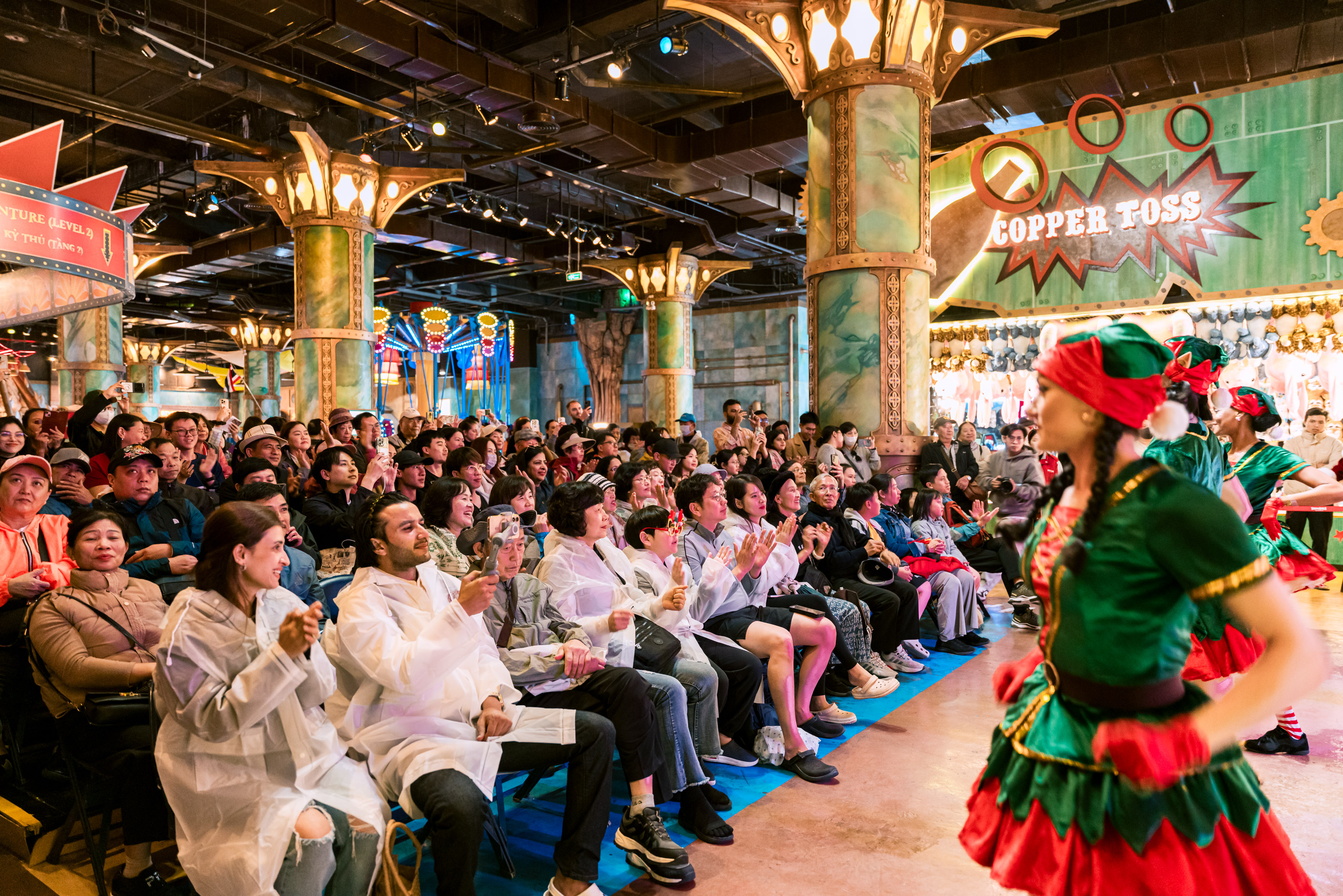 C&aacute;c nghệ sĩ quốc tế mang đến kh&ocirc;ng kh&iacute; lễ hội tưng bừng qua những vũ điệu vui nhộn. &nbsp;