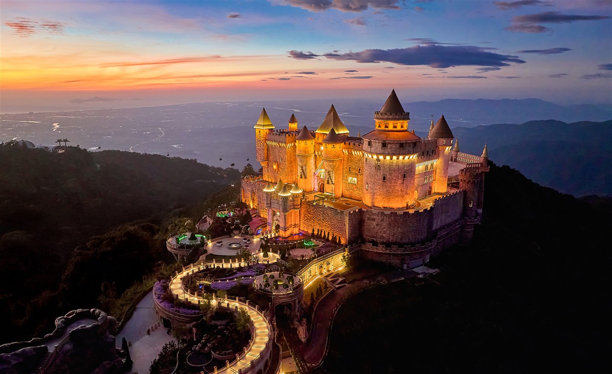 Vẻ đẹp tr&aacute;ng lệ của L&acirc;u đ&agrave;i Mặt Trăng dưới &aacute;nh ho&agrave;ng h&ocirc;n. &nbsp;