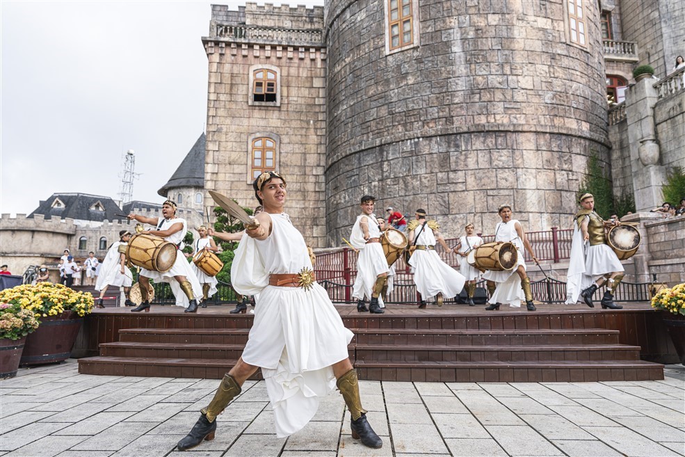 &ldquo;Solar Warriors&rdquo; khuấy động kh&aacute;n giả bằng m&agrave;n trống đầy uy lực. &nbsp;