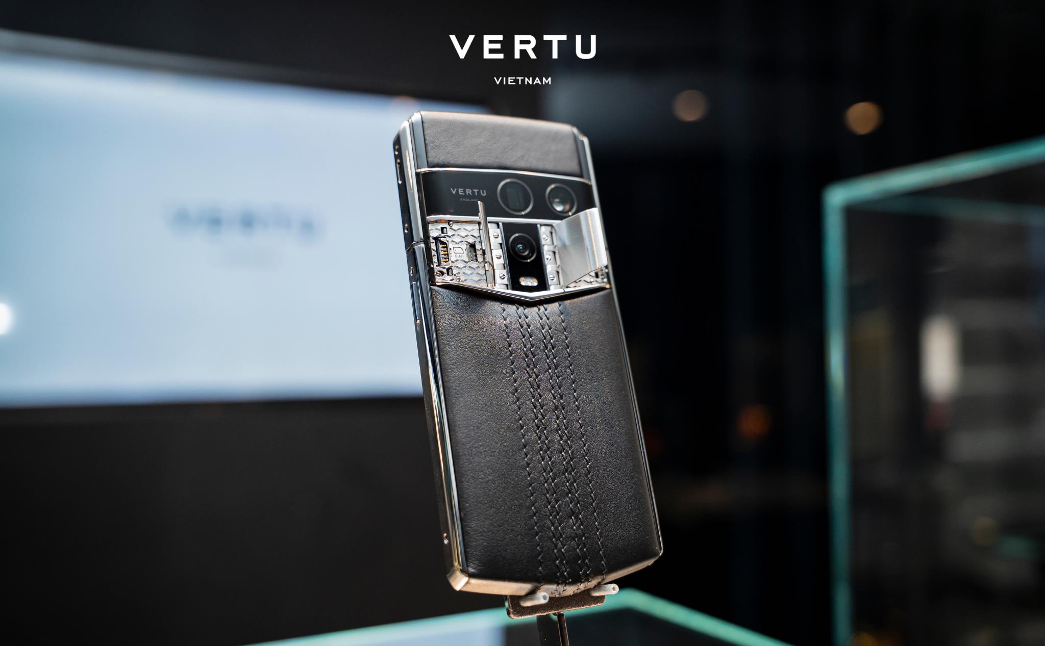 Vertu Agent Q phiên bản da bê khâu đen cùng đường may thủ công tinh xảo.