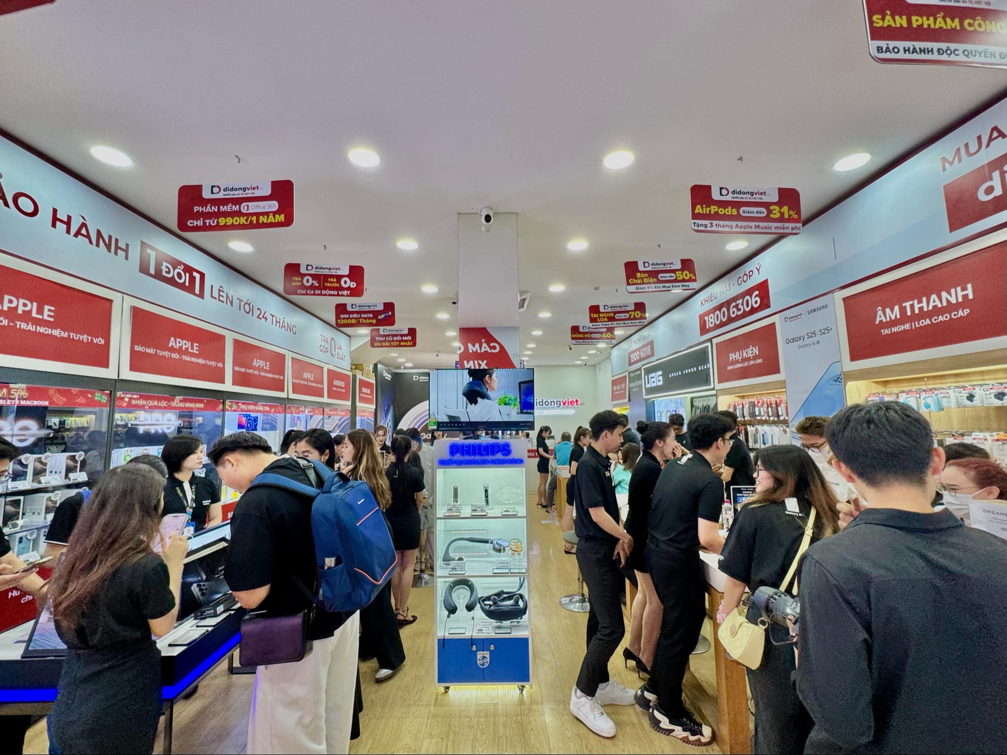 Hàng trăm khách hàng nhận Galaxy S25 tại Di Động Việt ngay trong đêm trả hàng và mở bán - Ảnh 3 Hàng trăm khách hàng nhận Galaxy S25 tại Di Động Việt ngay trong đêm trả hàng và mở bán - Ảnh 3