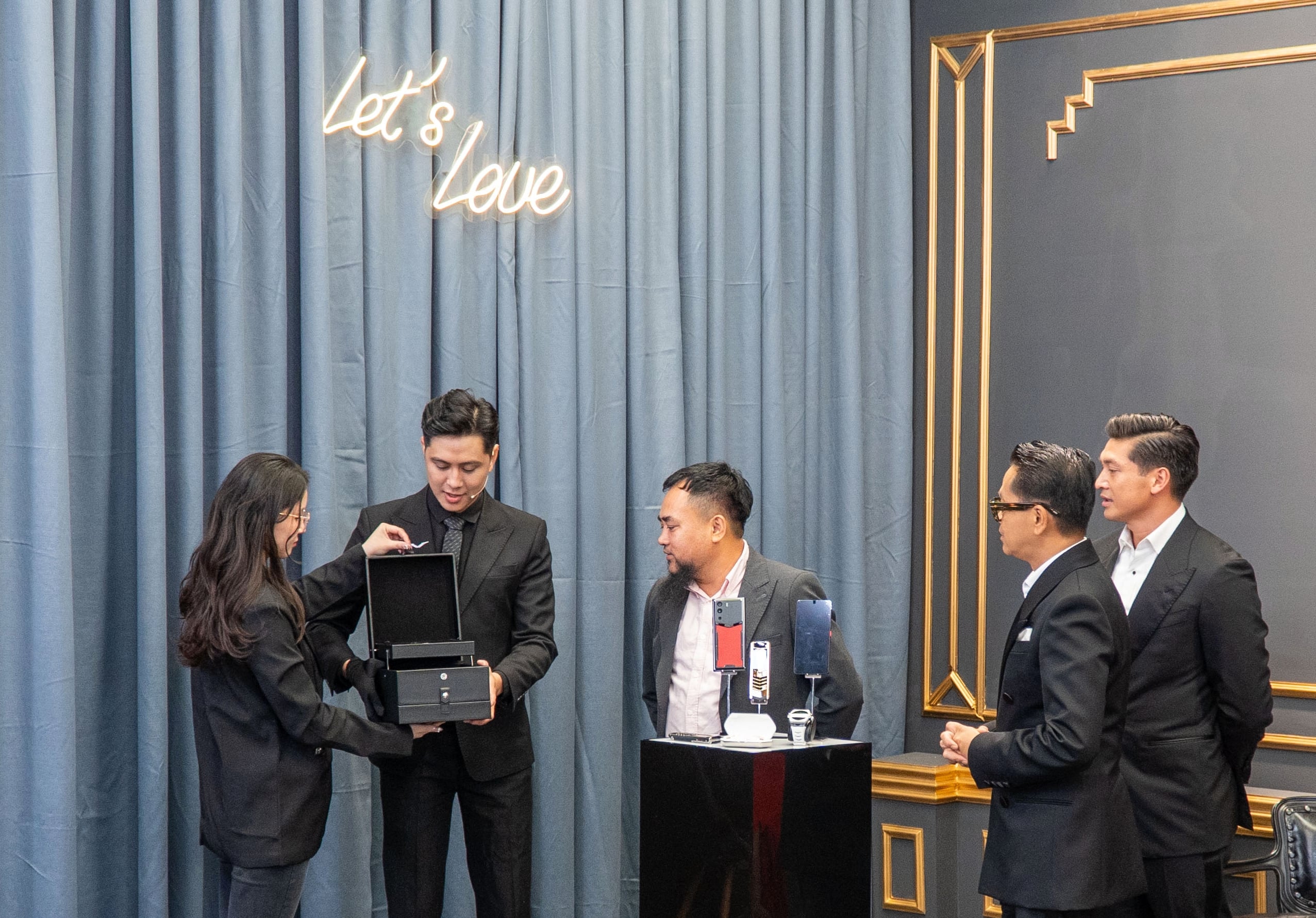 Khách hàng đến xem trực tiếp, quyết định chốt đơn điện thoại Ironflip ngay trên sóng livestream Khách hàng đến xem trực tiếp, quyết định chốt đơn điện thoại Ironflip ngay trên sóng livestream