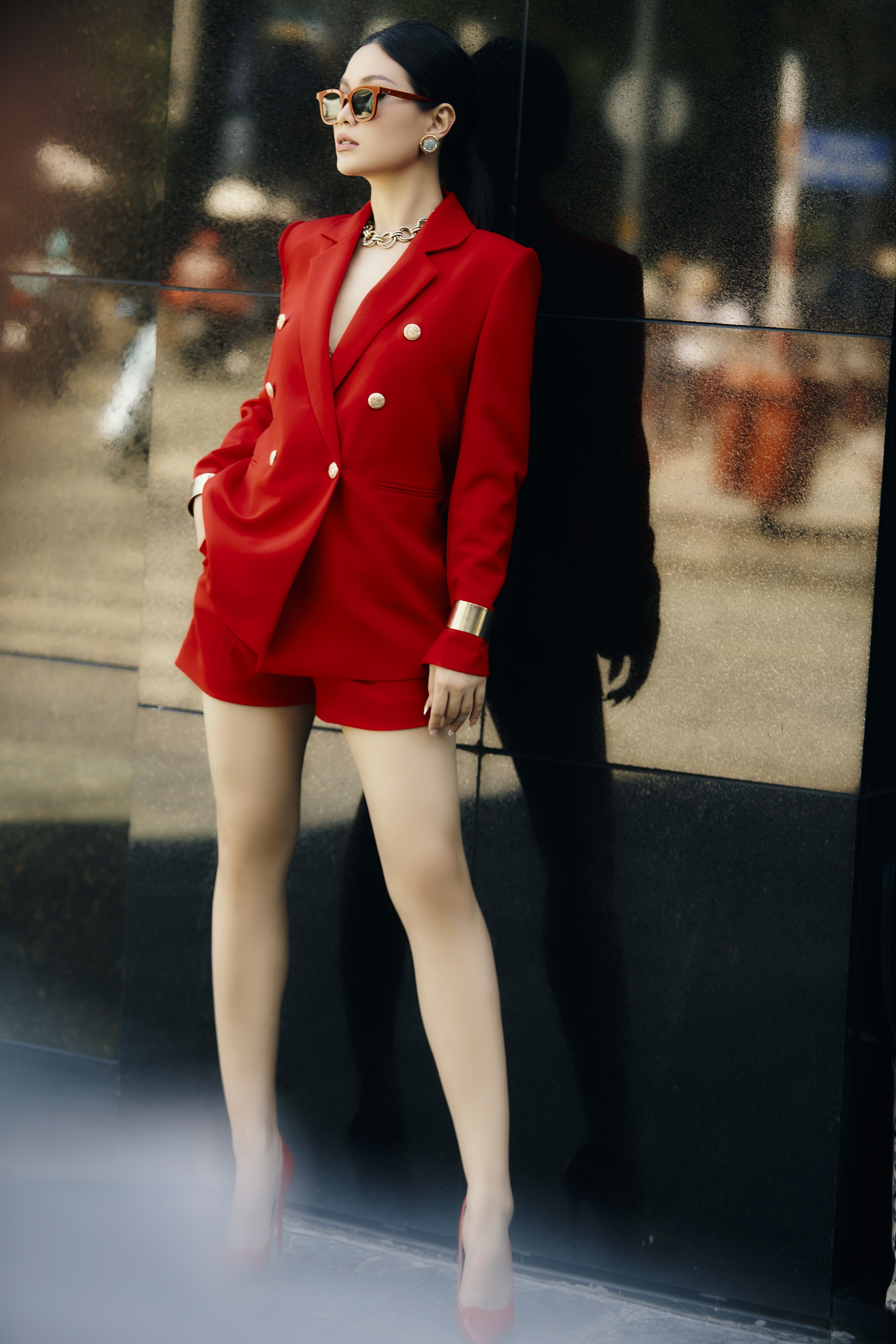 Bộ ảnh mang nhiều màu sắc rực rỡ như đỏ, tím, cam... giúp bà mẹ một con nổi bật hơn khi xuống phố vào những ngày hè.