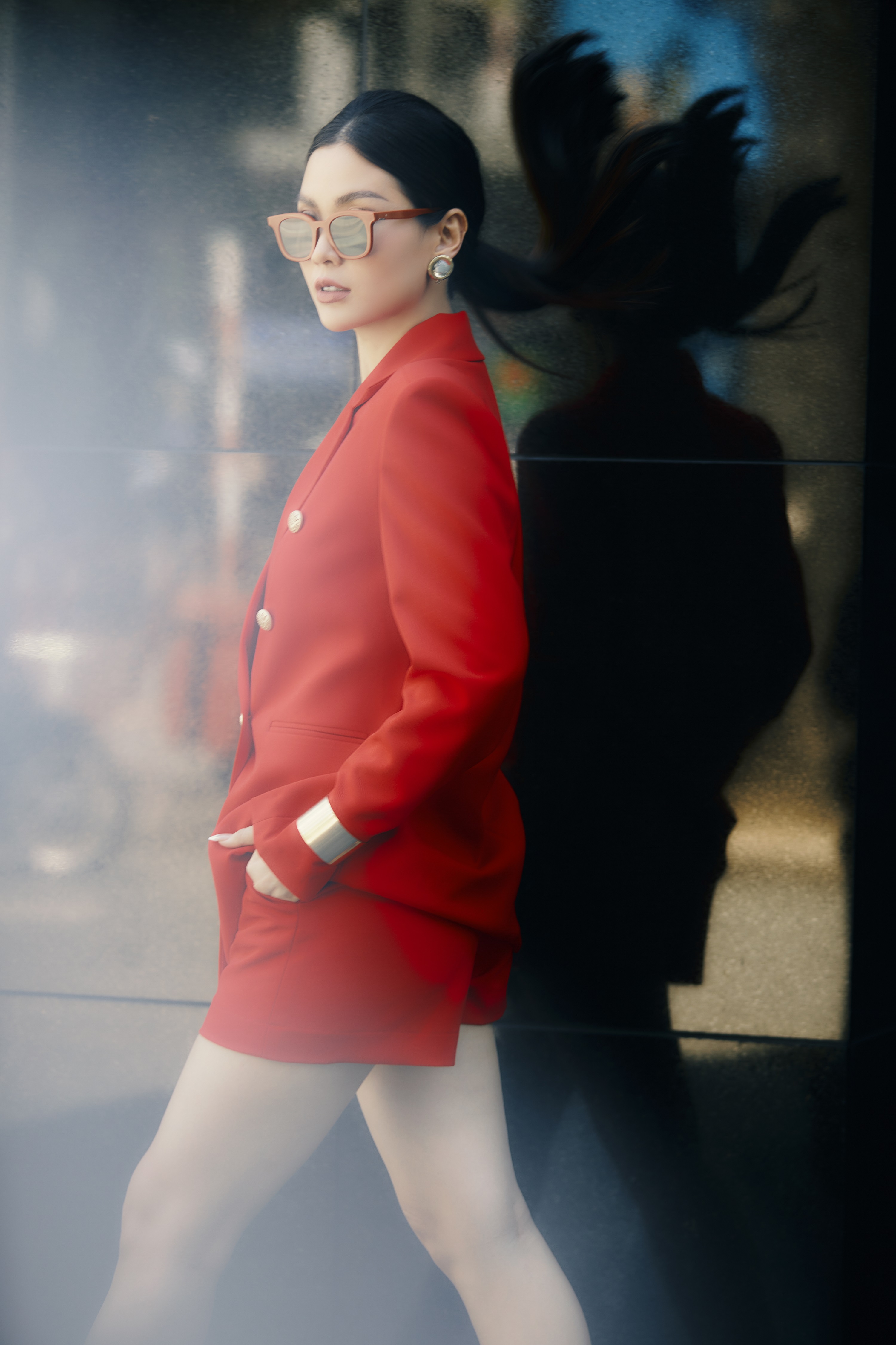 Trên mạng xã hội, cô thường xuyên cập nhật cuộc sống thường ngày và không ngại làm mới phong cách cá nhân. 