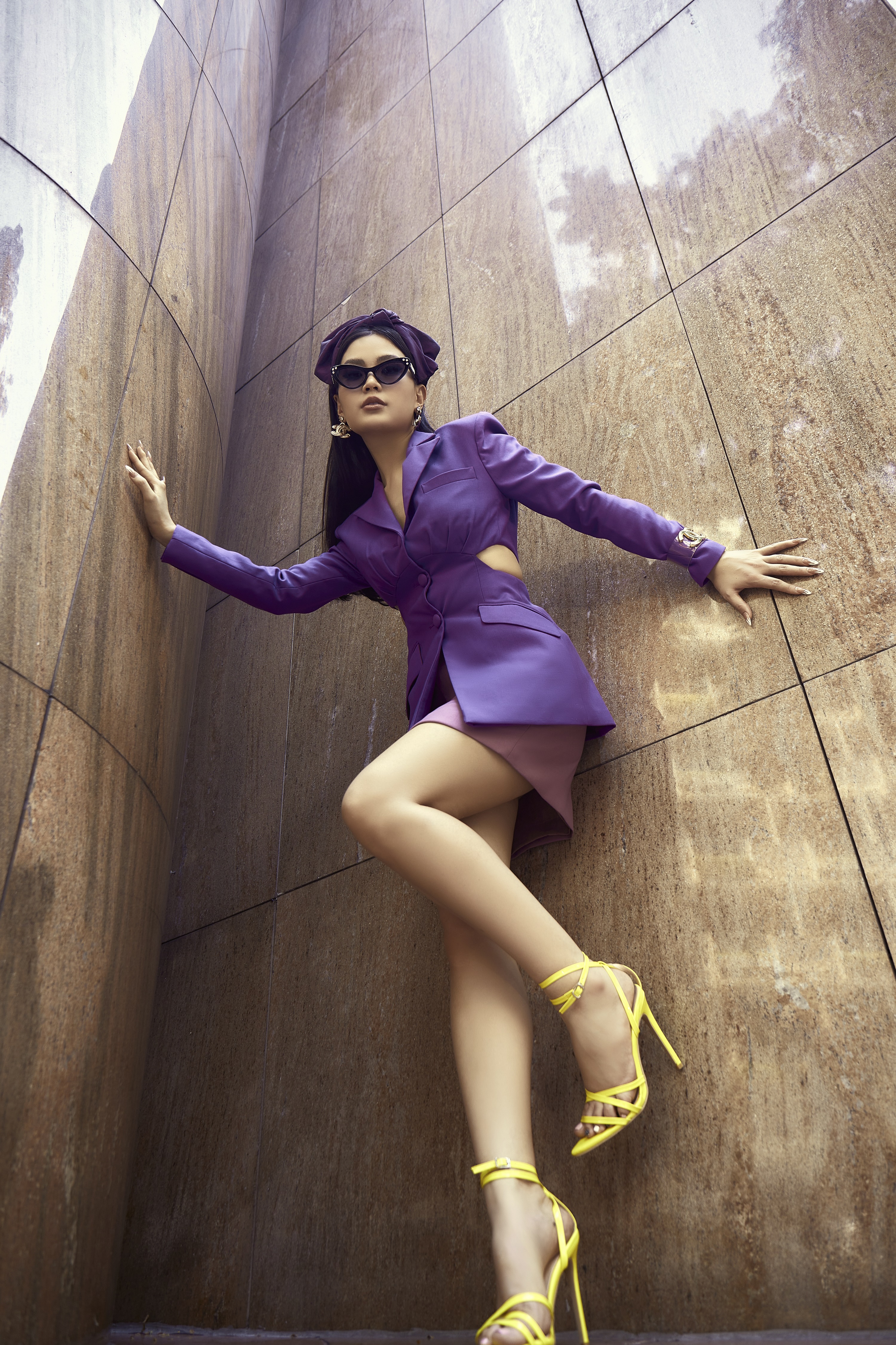  Kết hợp nhiều item khác nhau, cô nàng ghi điểm bằng phong cách thời trang cá tính.